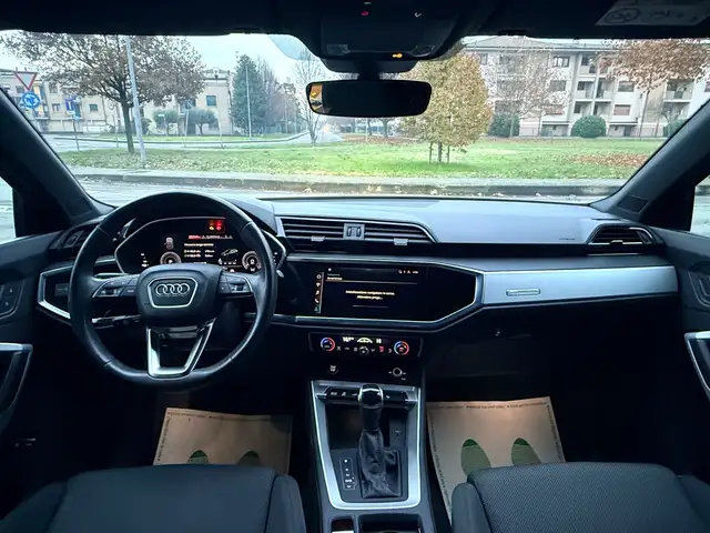Audi Q3 view 10