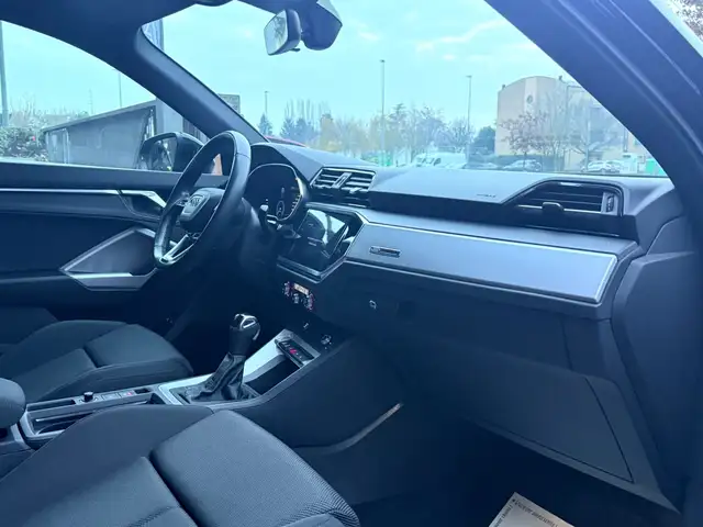 Audi Q3 view 14