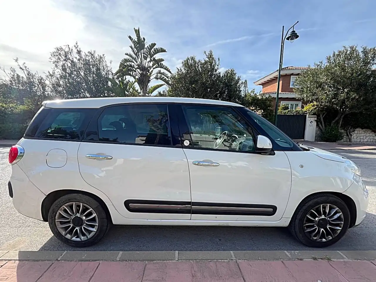 2015 Fiat 500L 1.6Mjt II S&S Lounge 120, photograph 3