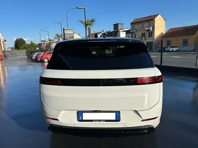 Land Rover Range Rover Sport view 4