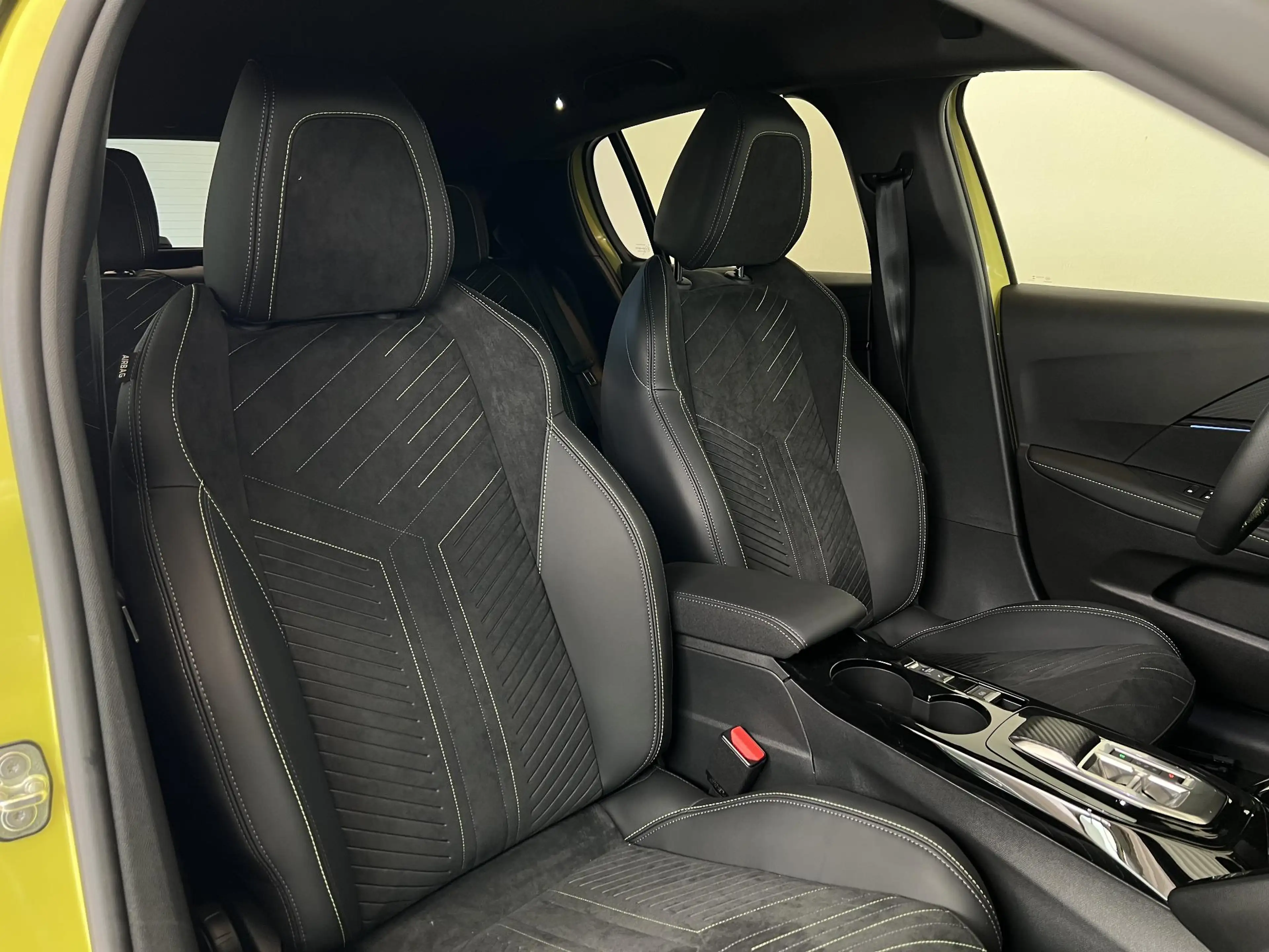 Peugeot e-208 EV GT 51 kWh | Long range | Stoelverwarming & Mass — photo 6