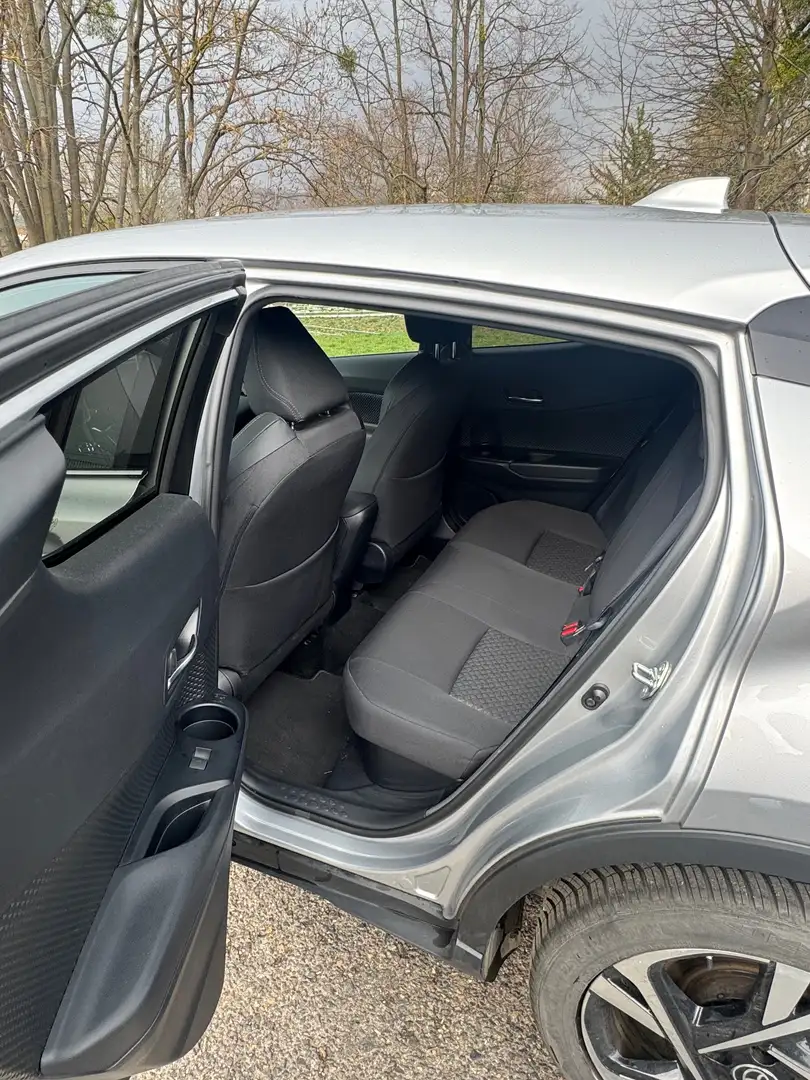Toyota C-HR Toyota C-HR 1.8 Hybrid E-CVT Active Drive – 72 kW (98 PS) – EZ 12/2023 Silber - 2