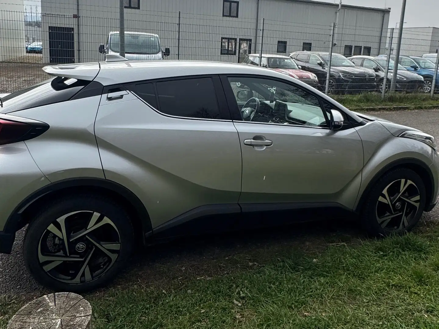 Toyota C-HR Toyota C-HR 1.8 Hybrid E-CVT Active Drive – 72 kW (98 PS) – EZ 12/2023 Silber - 1
