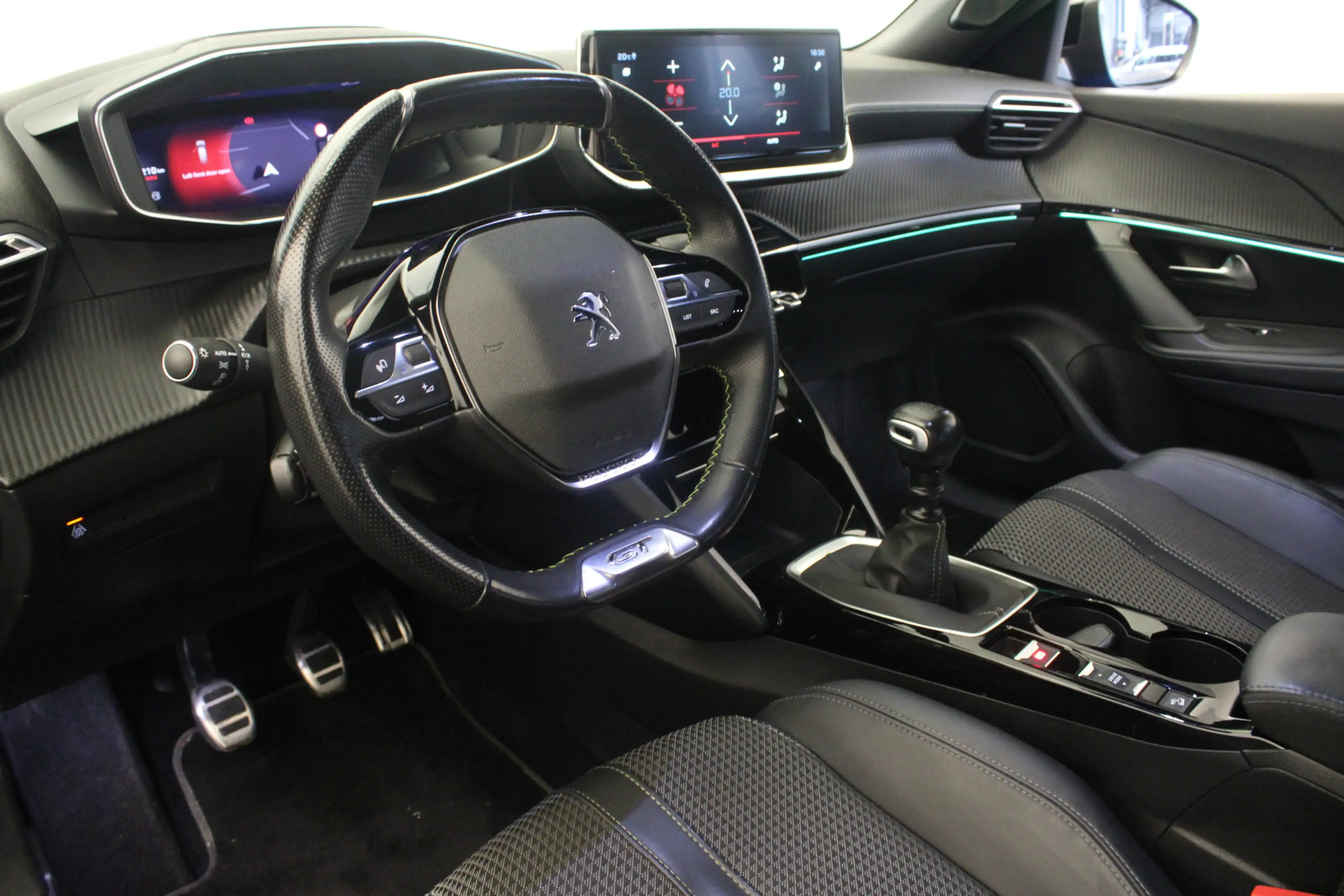 Peugeot 2008 1.2 PureTech GT — photo 13