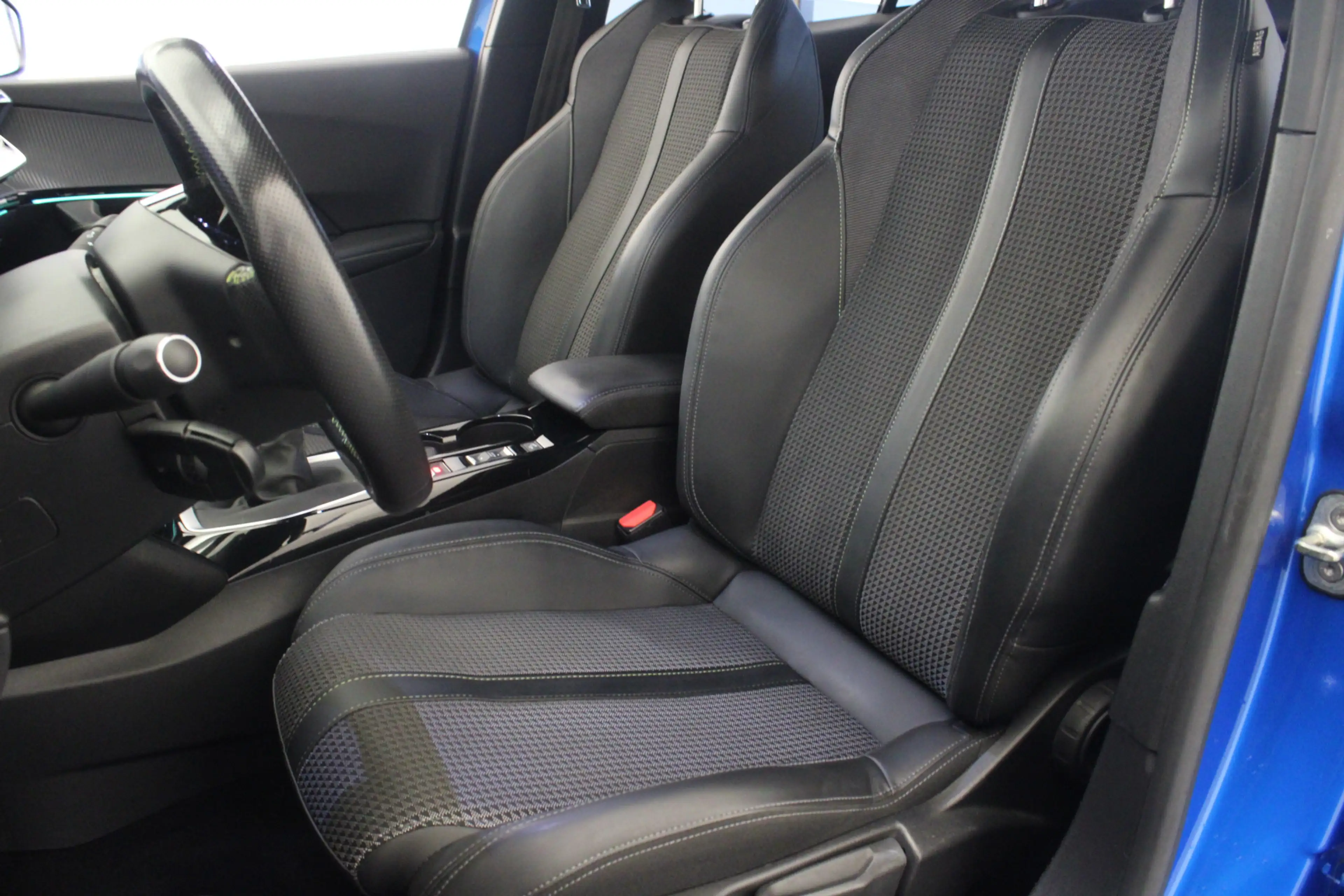 Peugeot 2008 1.2 PureTech GT — photo 15