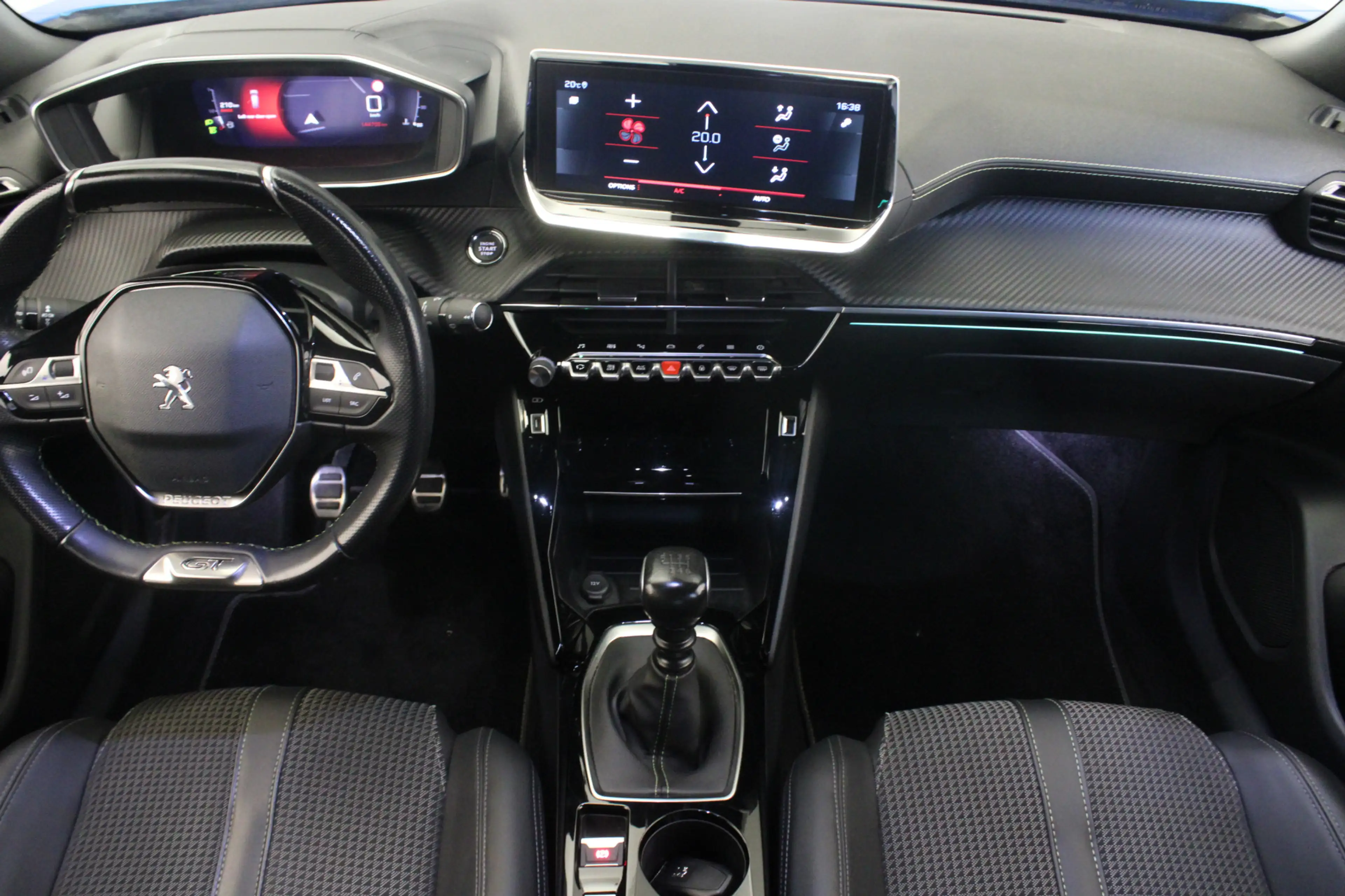 Peugeot 2008 1.2 PureTech GT — photo 12