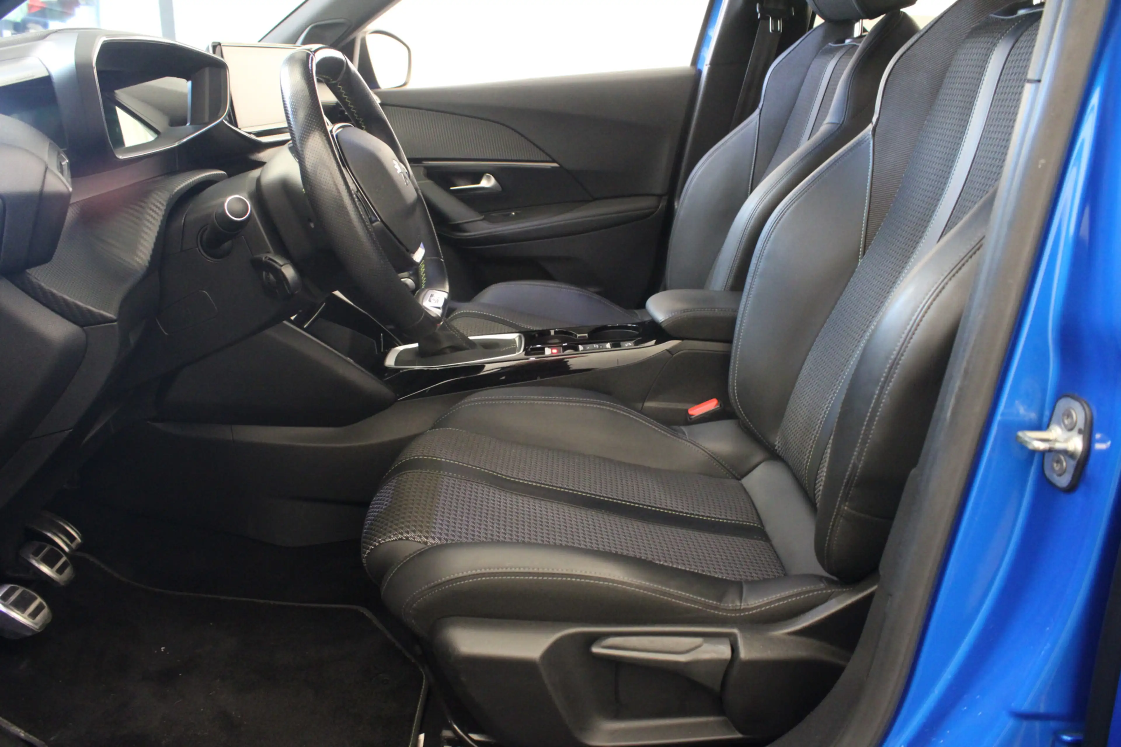 Peugeot 2008 1.2 PureTech GT — photo 14