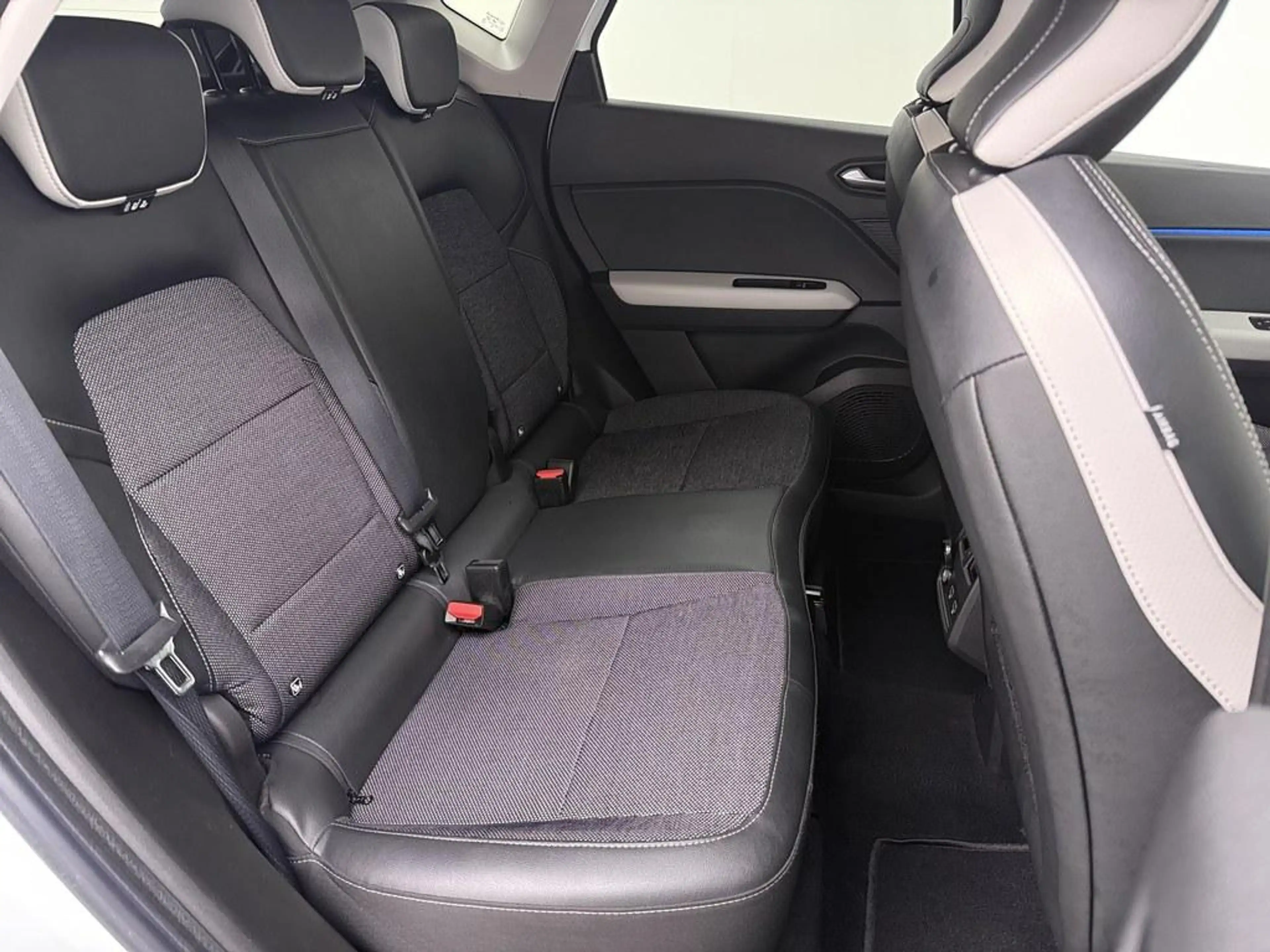 Renault Captur 1.6 E-Tech Plug-in Hybrid 160pk Intens Camera/Nav/ — photo 17