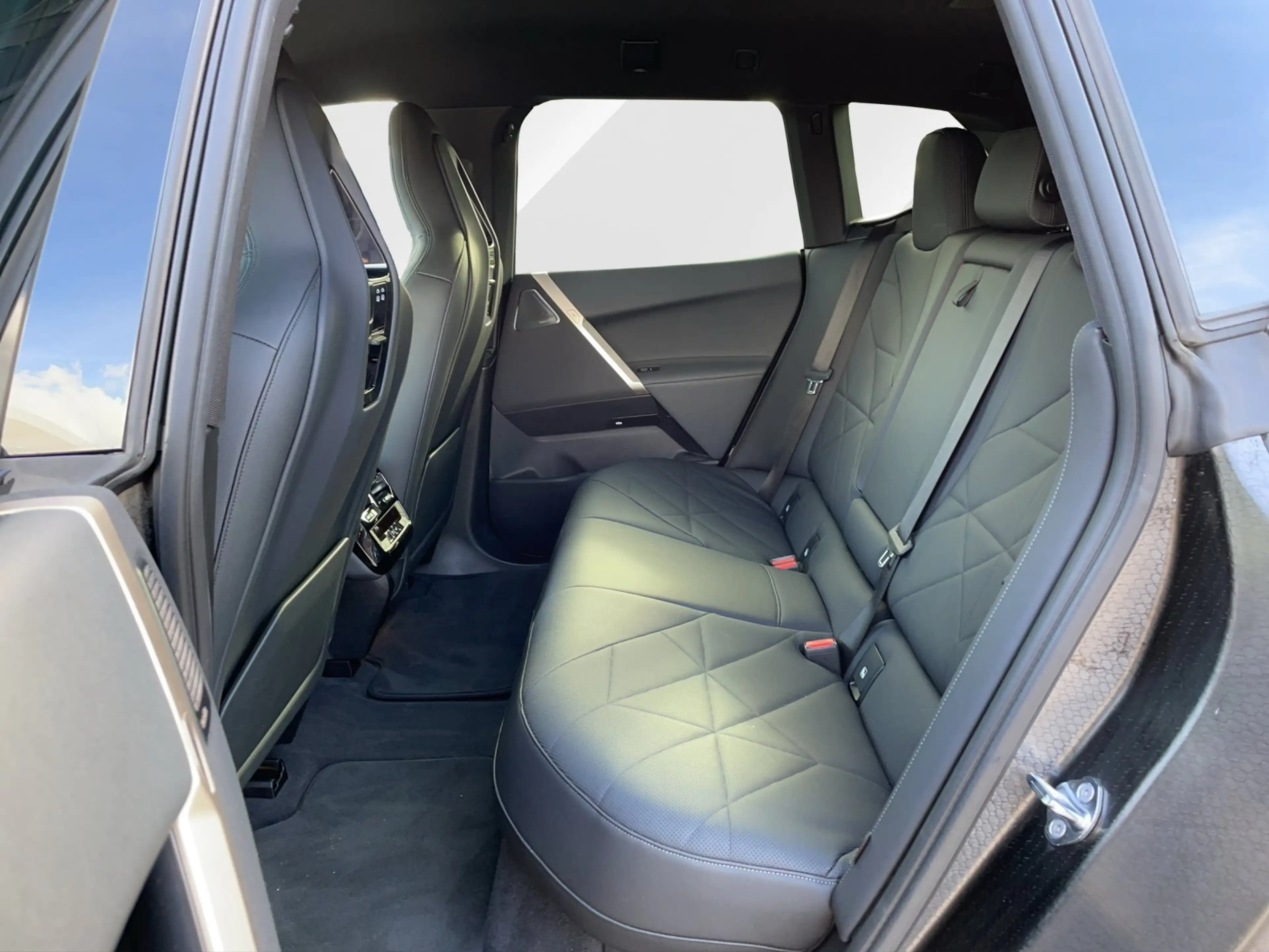 BMW iX M60 / B&W HiFi / Driving+Parking Professional — photo 13