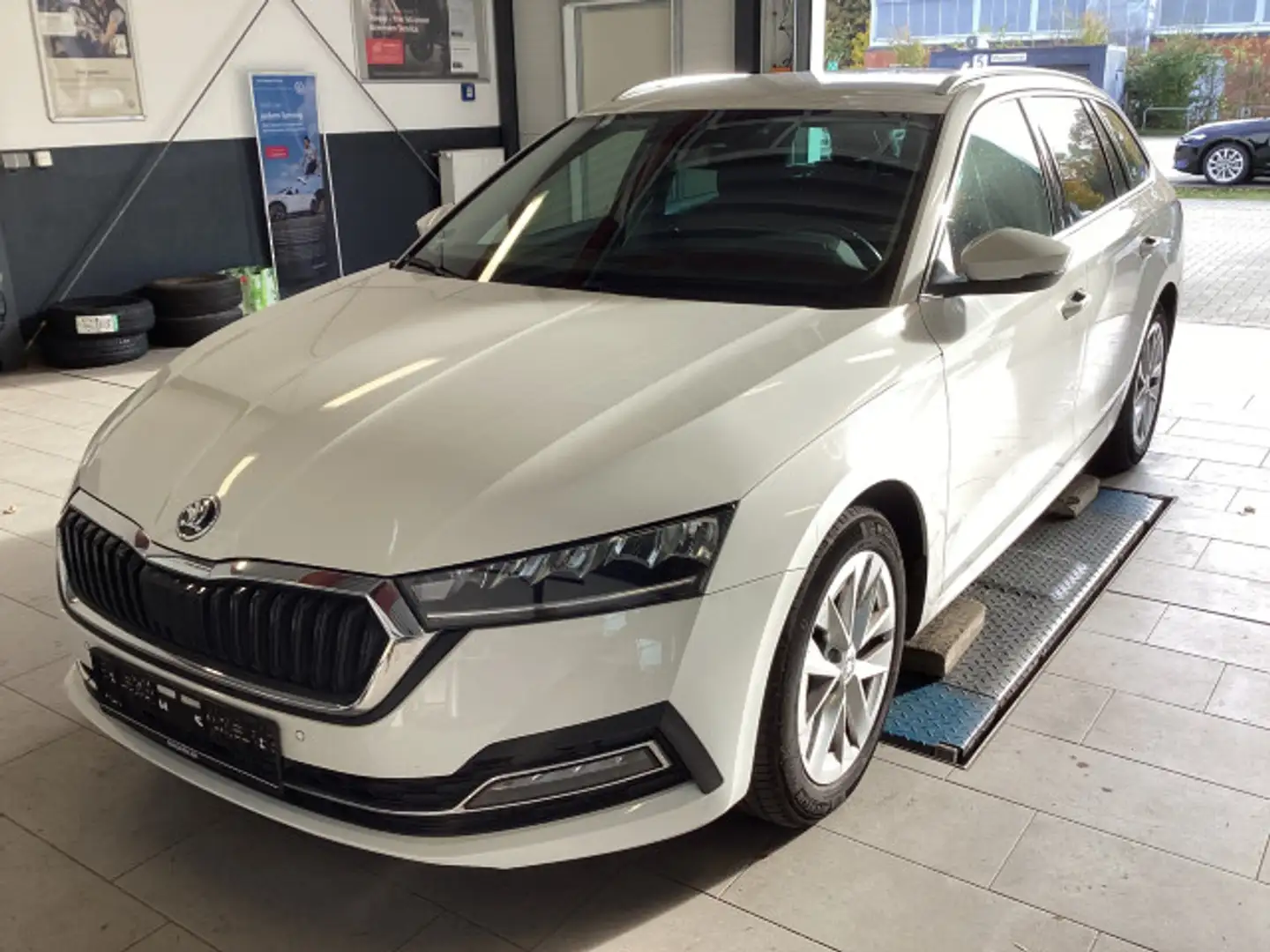 Skoda Octavia Combi 2.0 TDI Style DSG Navi ACC HeadUp Weiß - 1