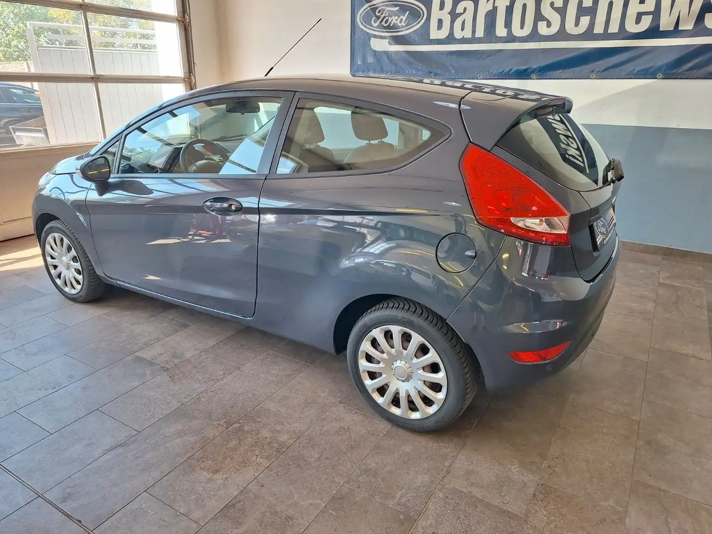 Ford Fiesta Trend Gris - 2