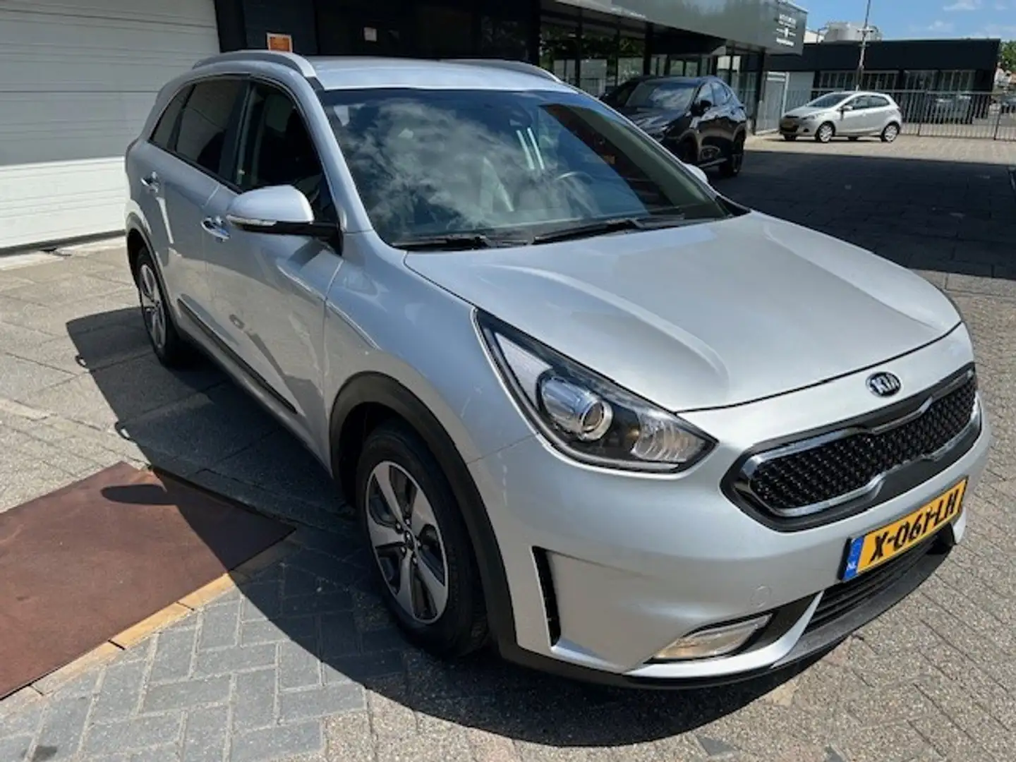 Kia Niro 1.6 GDi Hybrid DynamicLine AIRCO I NAVIGATIE I AUT Grau - 2