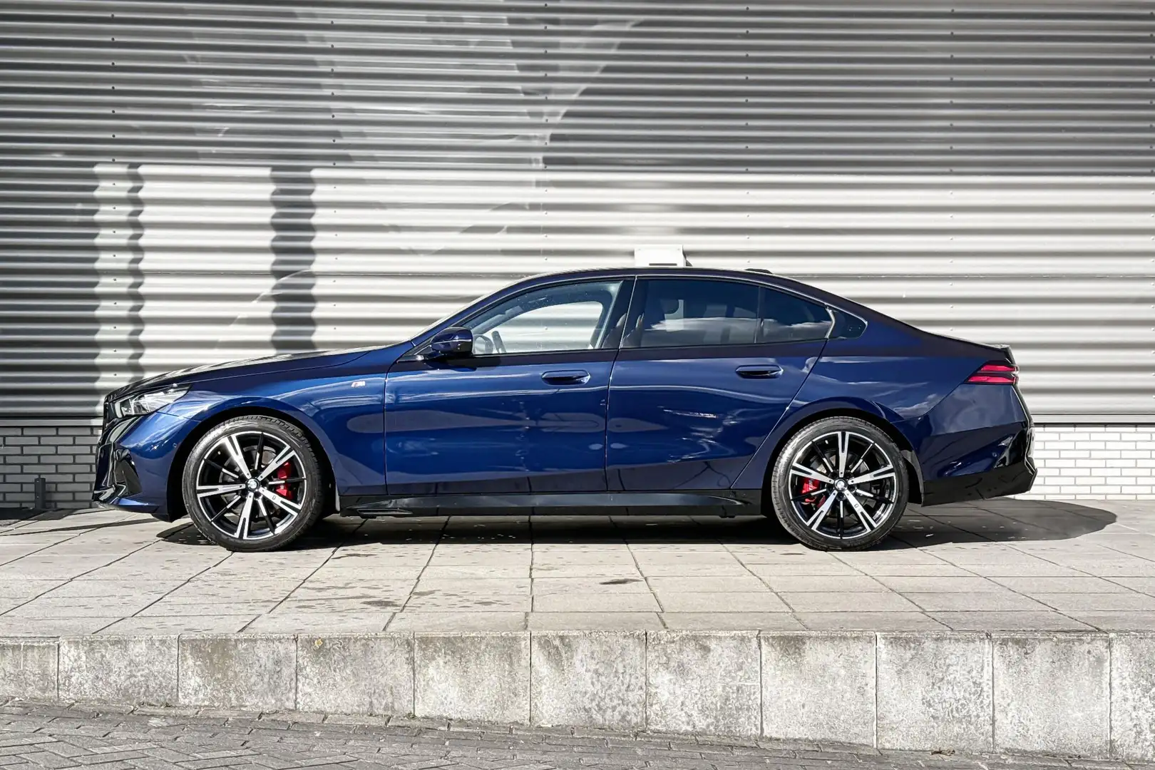 BMW 520 5 Serie Sedan 520i | M-Sport Pro | Travel Pack | I Blauw - 2