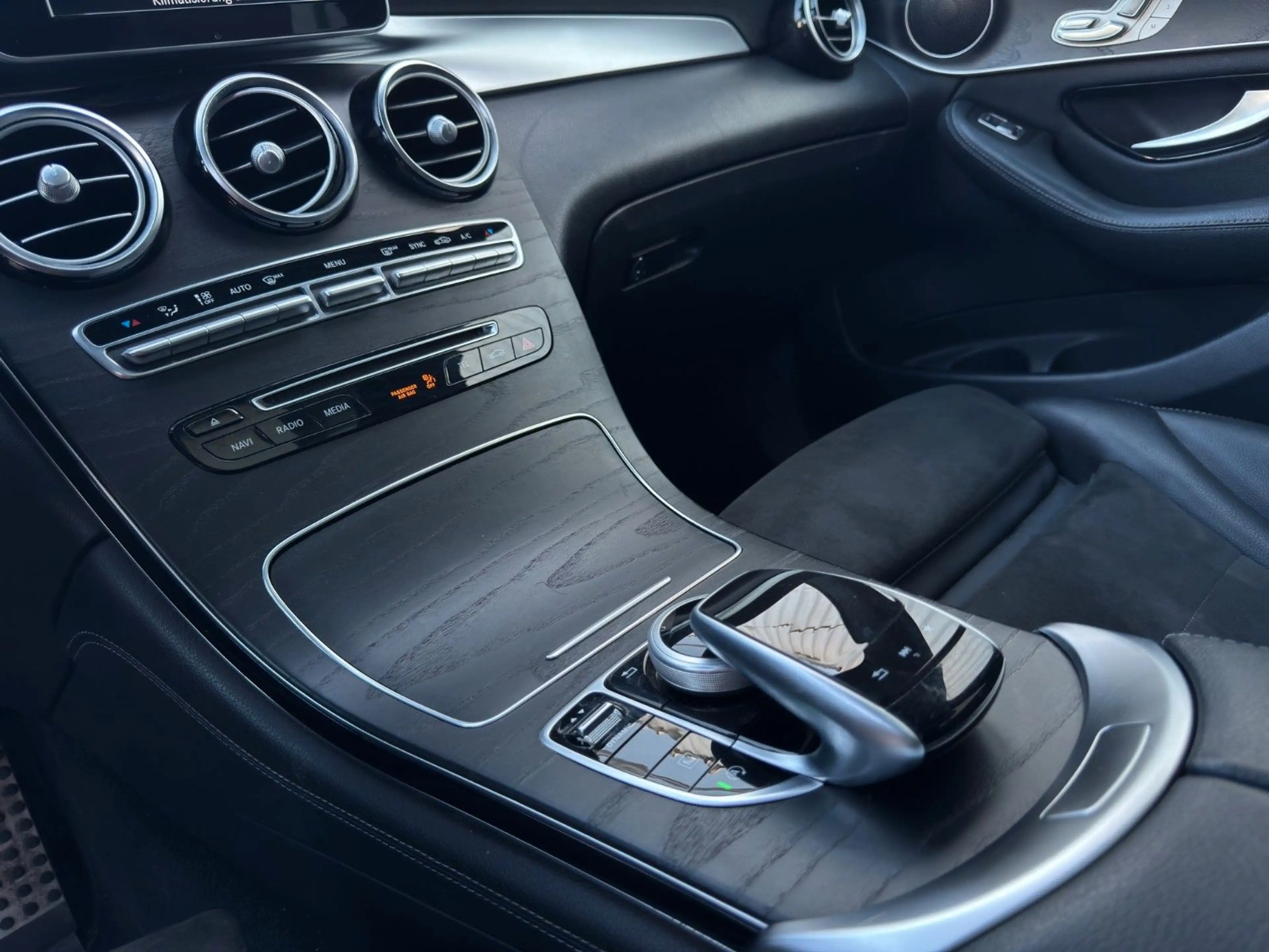 Mercedes-Benz GLC 250 4Matic/AMG line /Pano/ Memory — photo 14