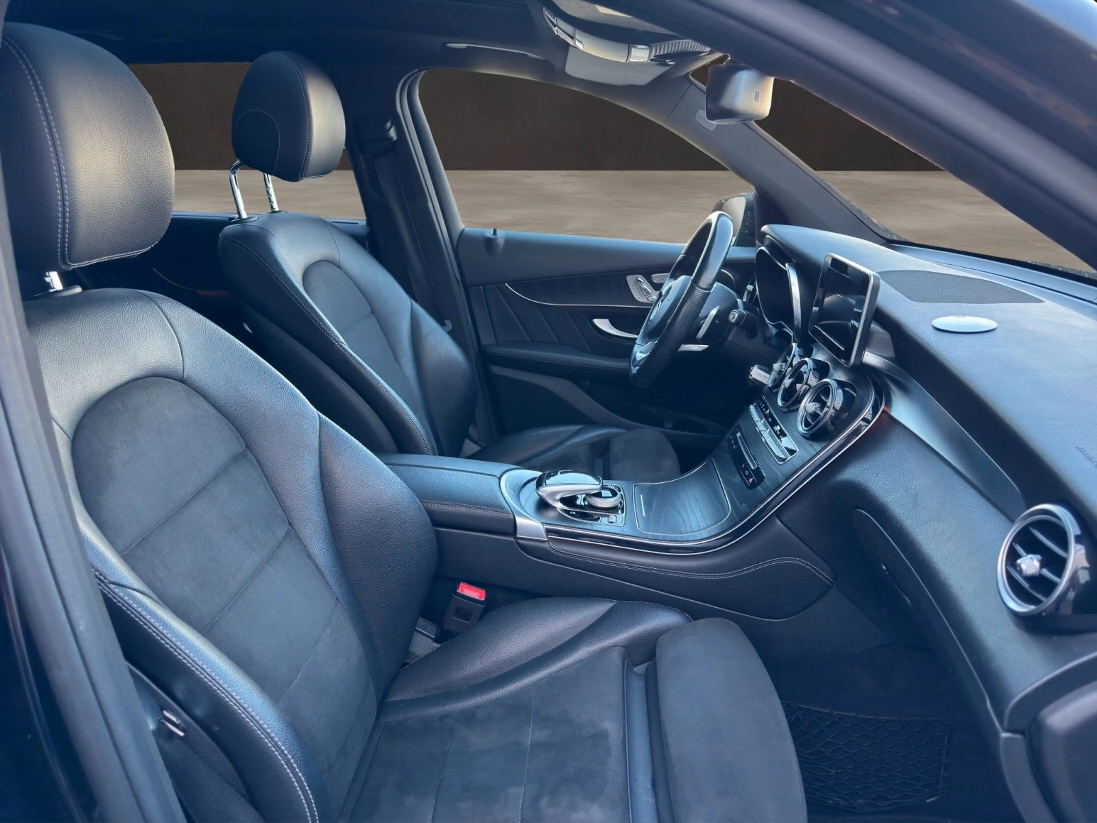 Mercedes-Benz GLC 250 4Matic/AMG line /Pano/ Memory — photo 9