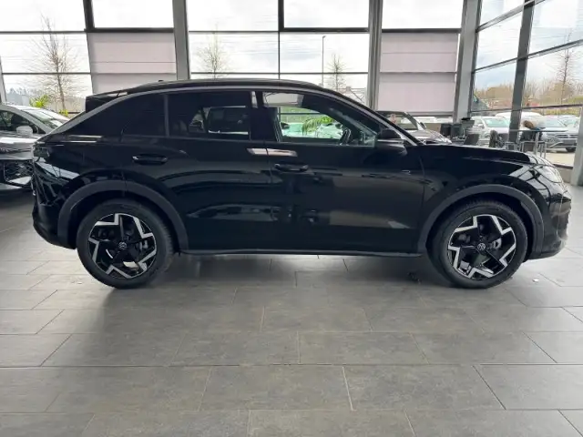 Volkswagen T-Roc view 4