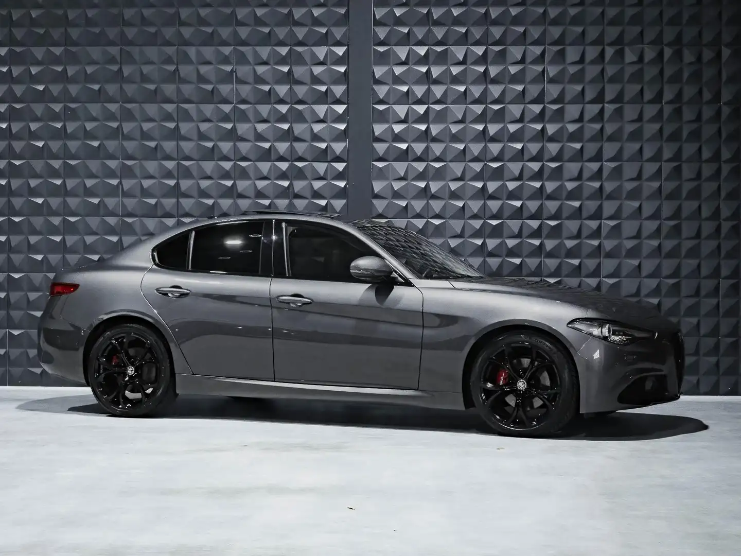 Alfa Romeo Giulia 2.0T Super | Pano | 19"| Side | ACC | Memo | Camer Grijs - 2