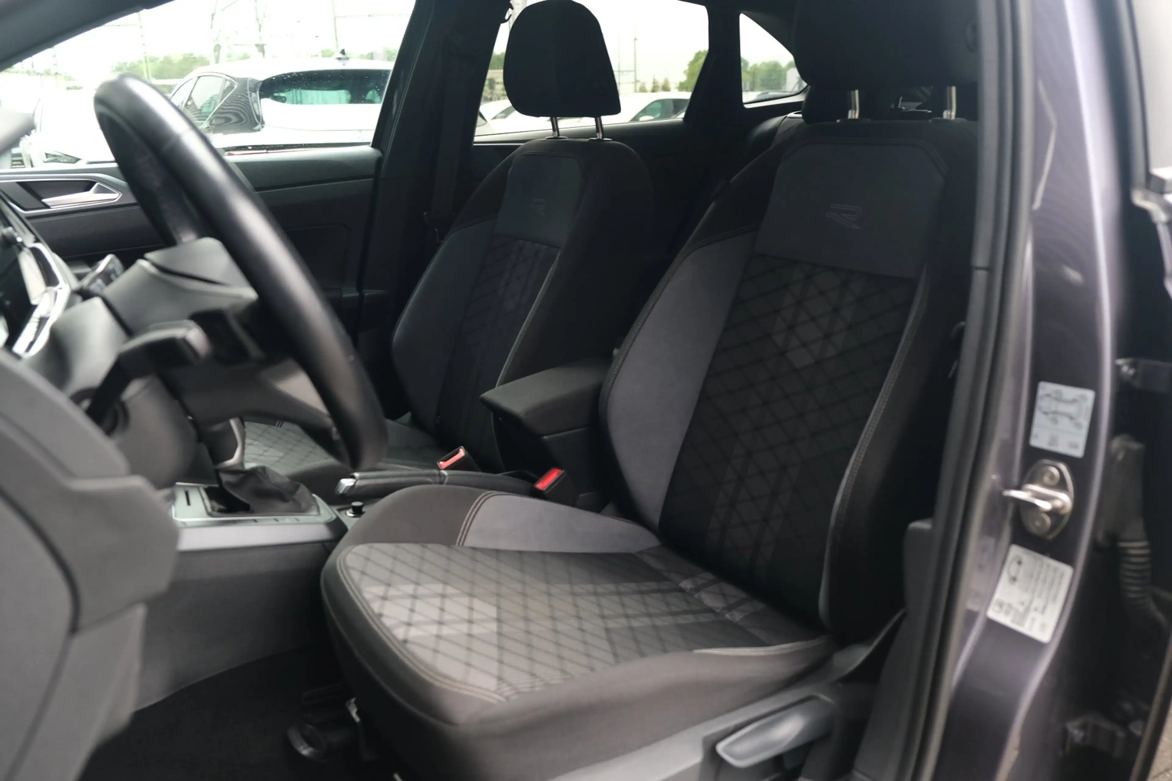 Volkswagen Taigo 1.0 TSI R-Line DSG Pano Carplay Led Virtual Acc Pd — photo 5