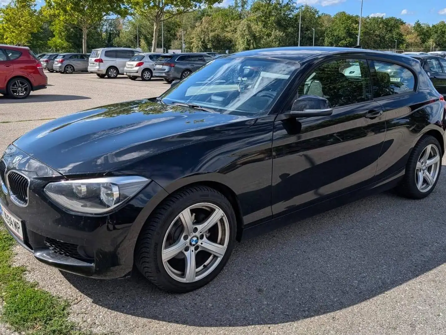 BMW 114 114i Schwarz - 2