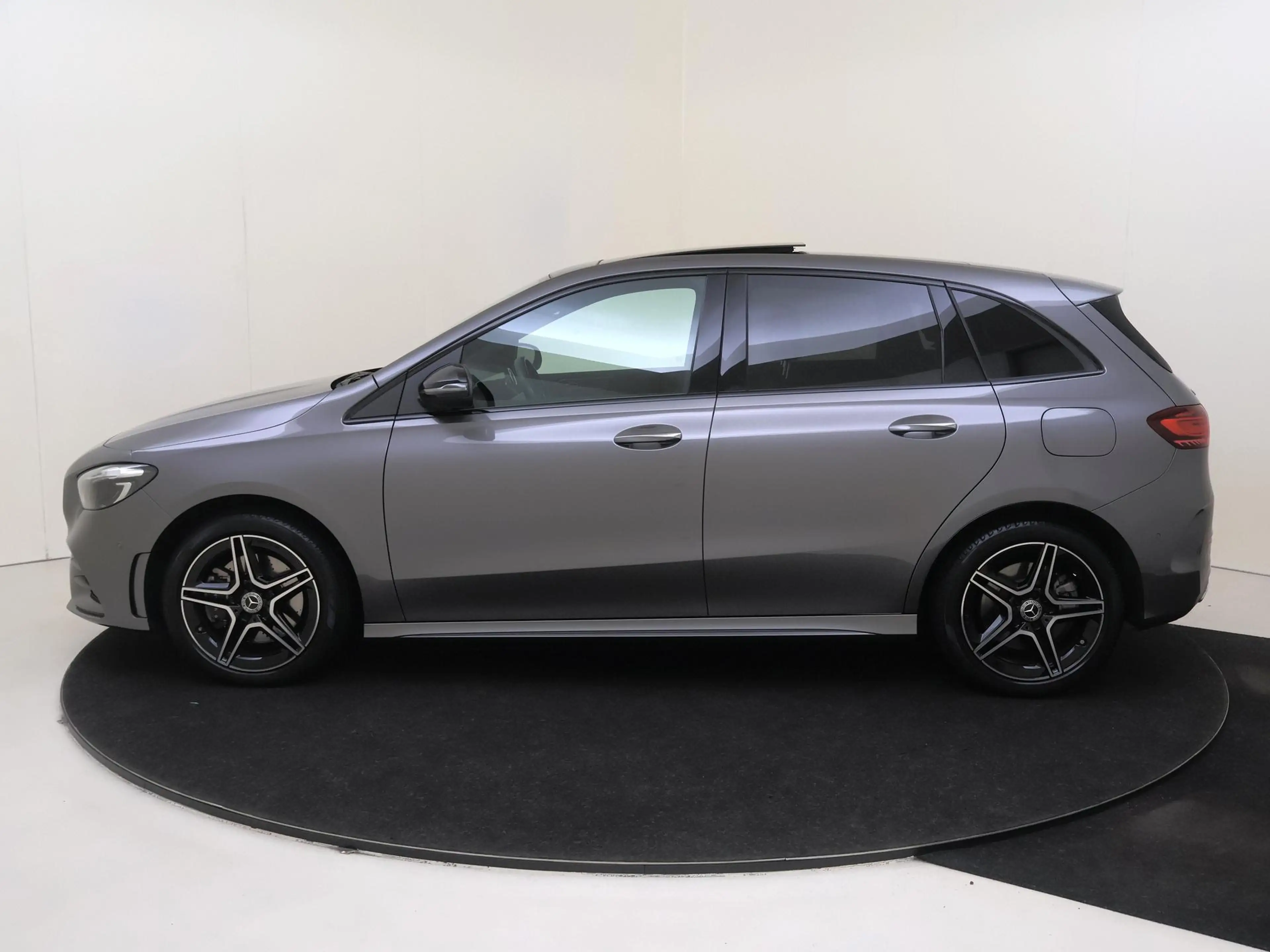 Mercedes-Benz B 250 e Star Edition AMG Line — photo 8
