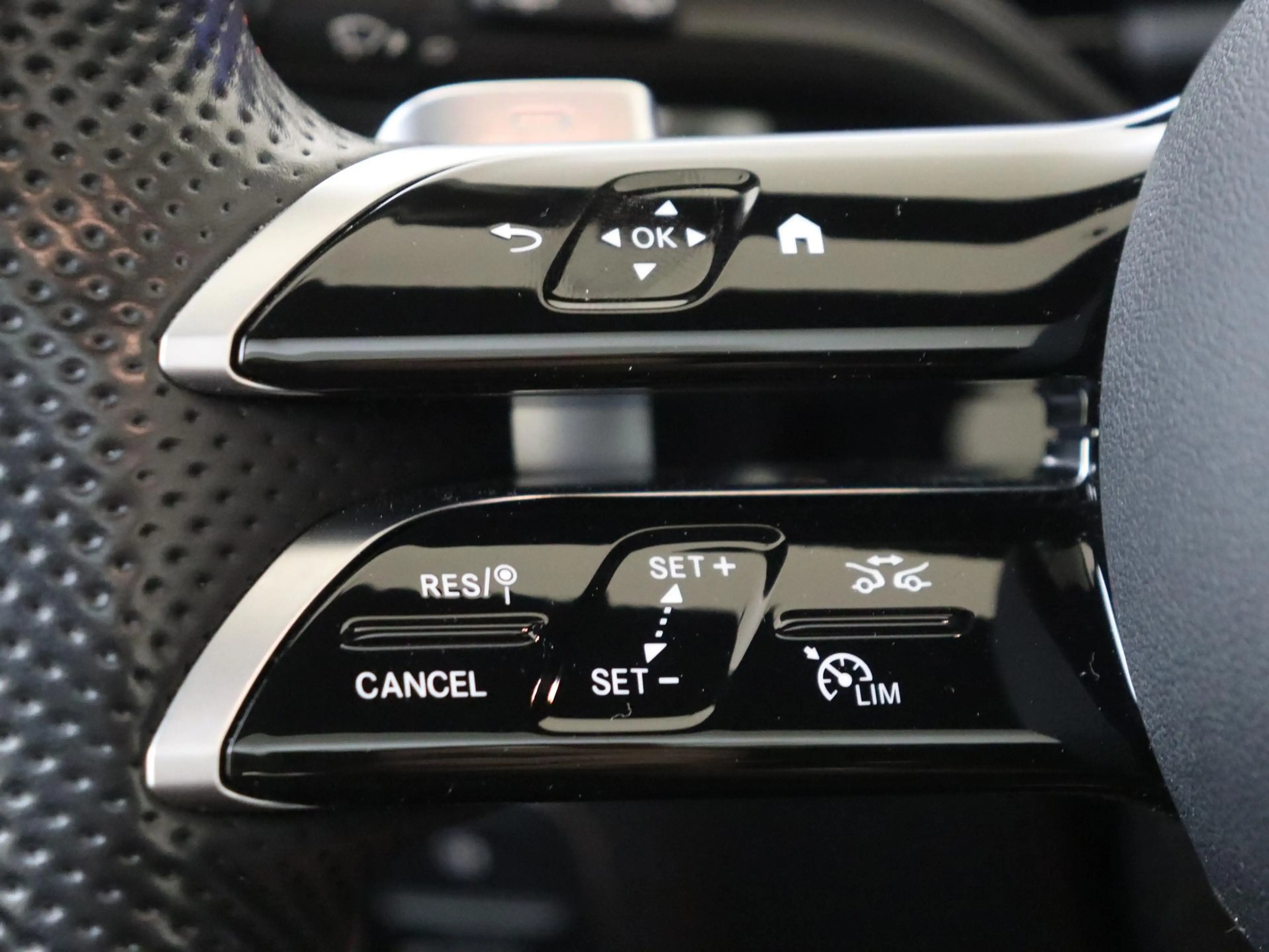 Mercedes-Benz B 250 e Star Edition AMG Line — photo 13