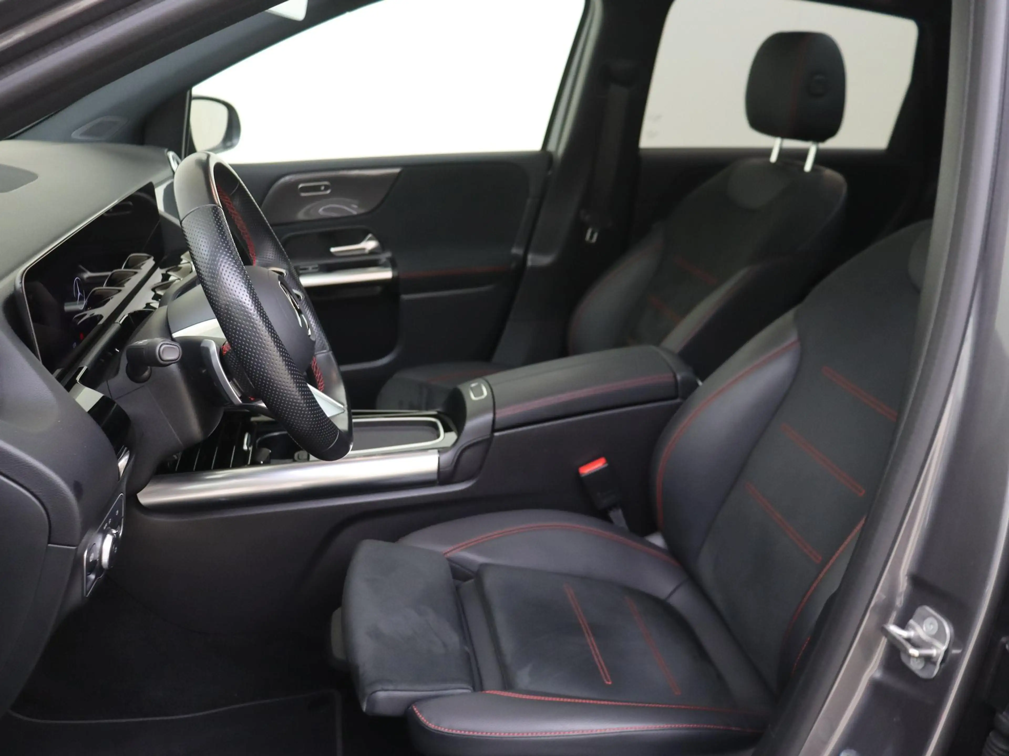 Mercedes-Benz B 250 e Star Edition AMG Line — photo 11