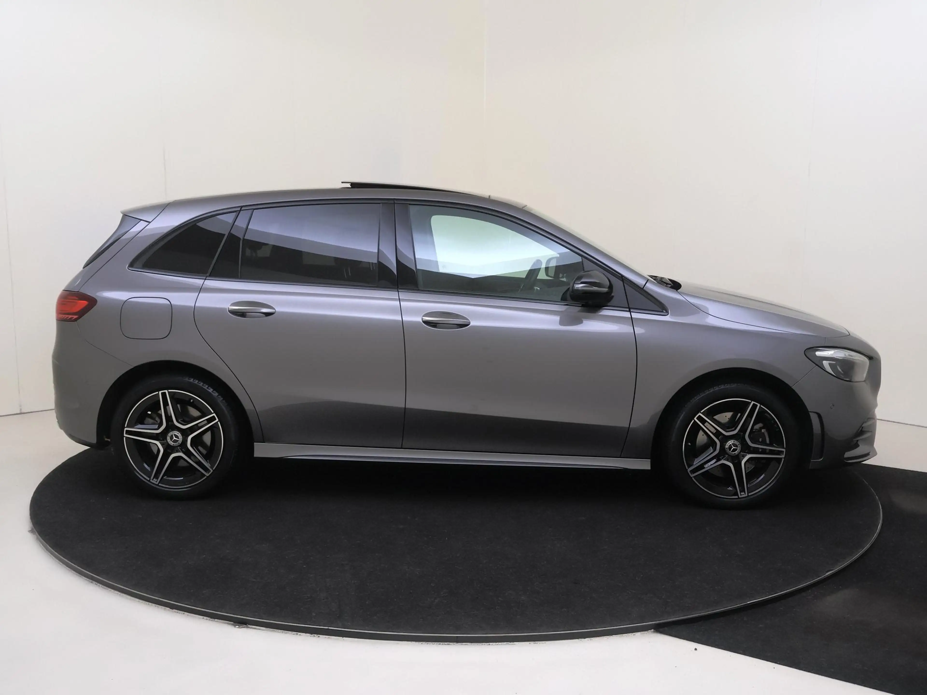 Mercedes-Benz B 250 e Star Edition AMG Line — photo 9