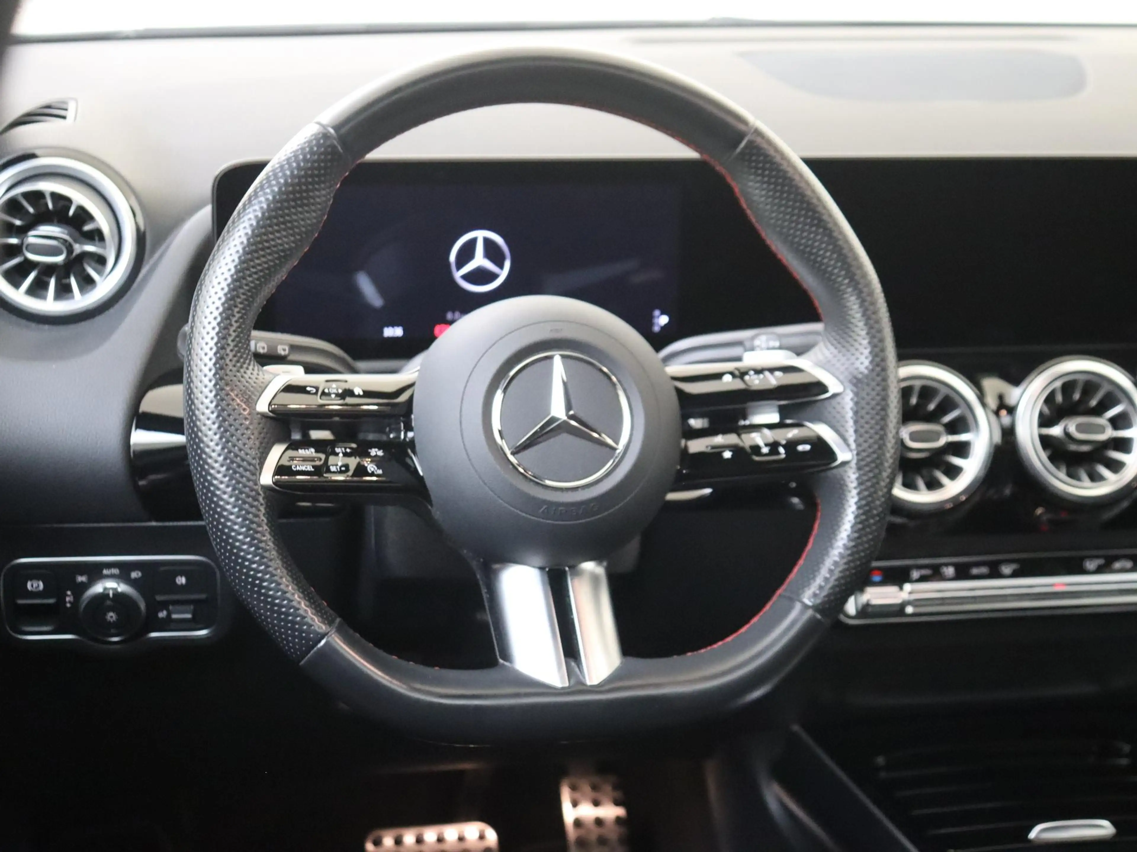 Mercedes-Benz B 250 e Star Edition AMG Line — photo 10