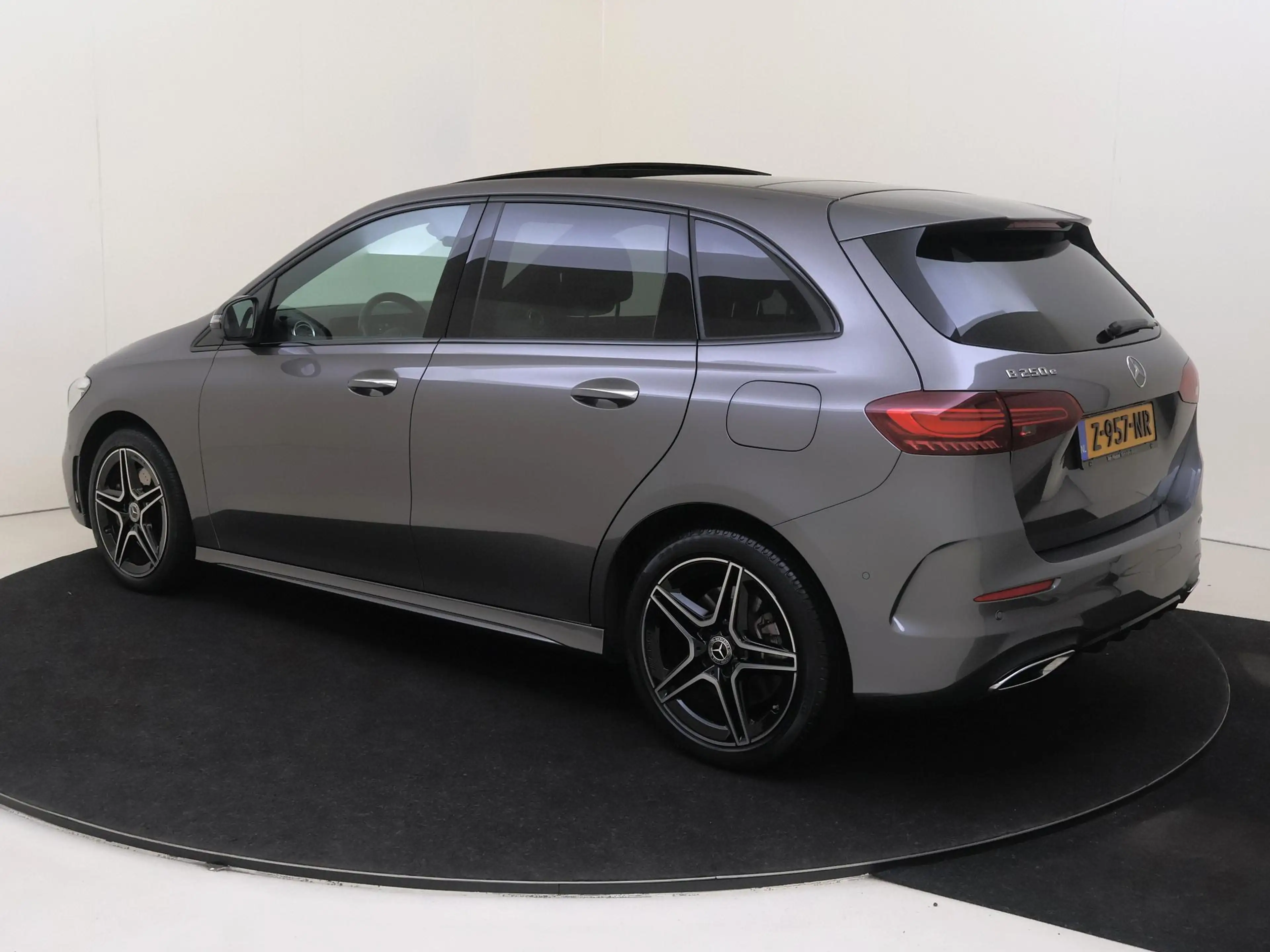 Mercedes-Benz B 250 e Star Edition AMG Line — photo 3