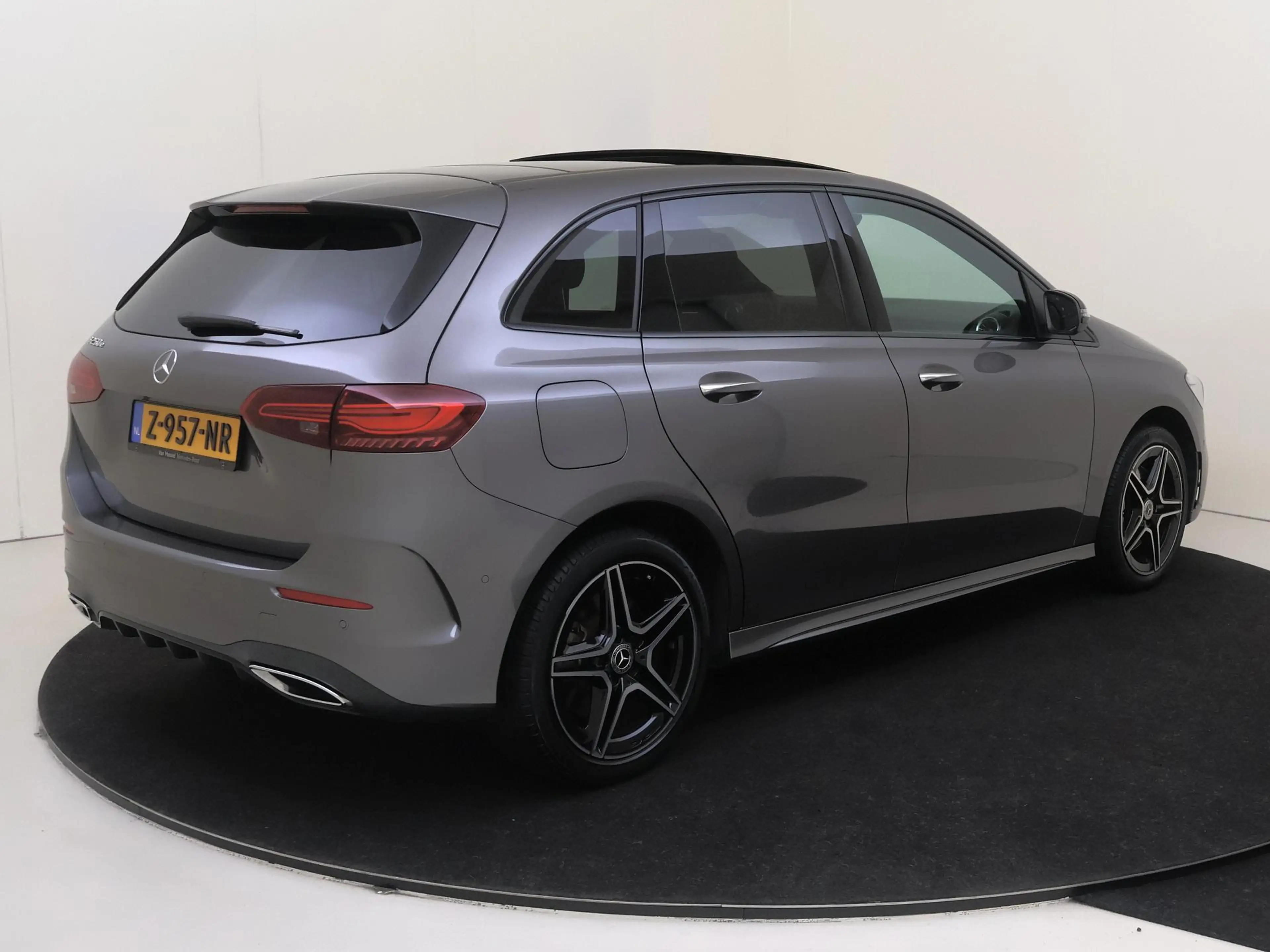Mercedes-Benz B 250 e Star Edition AMG Line — photo 4