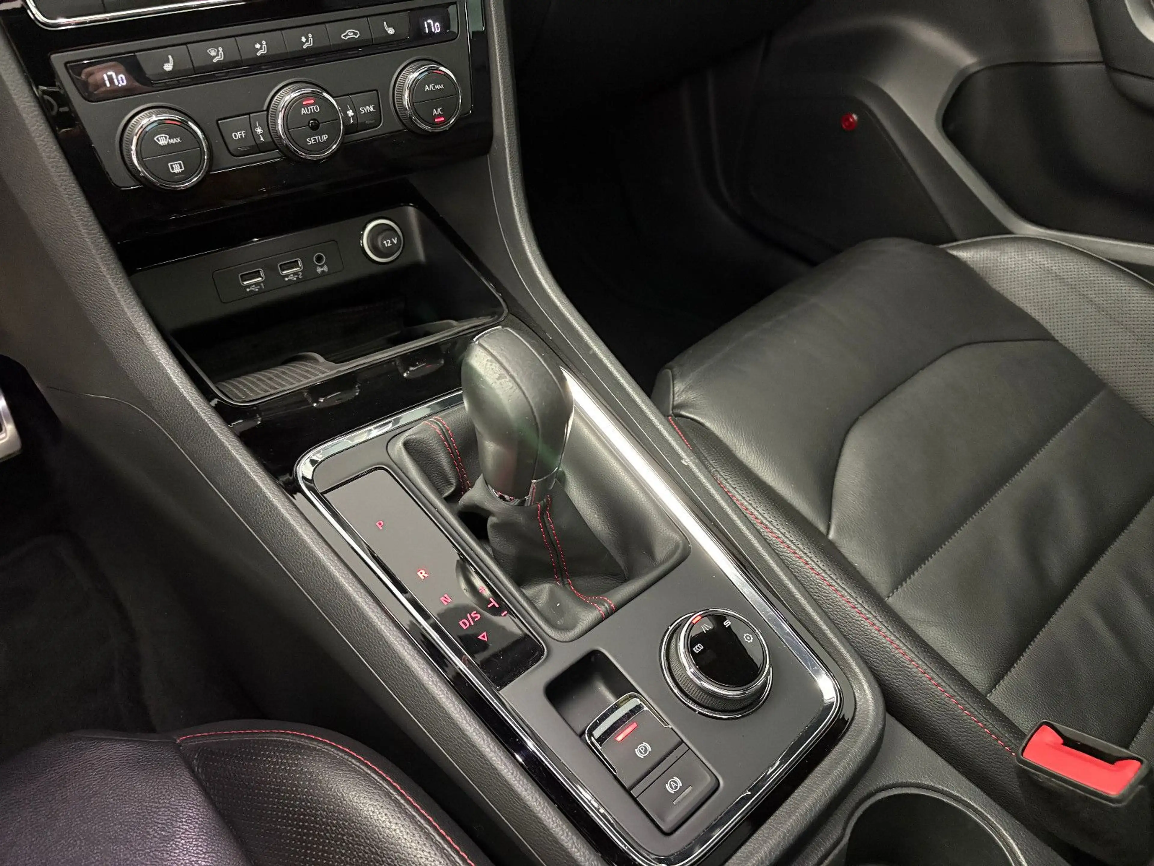 SEAT Ateca 2.0 TDI FR Navi/Leder/Pano/LED — photo 14