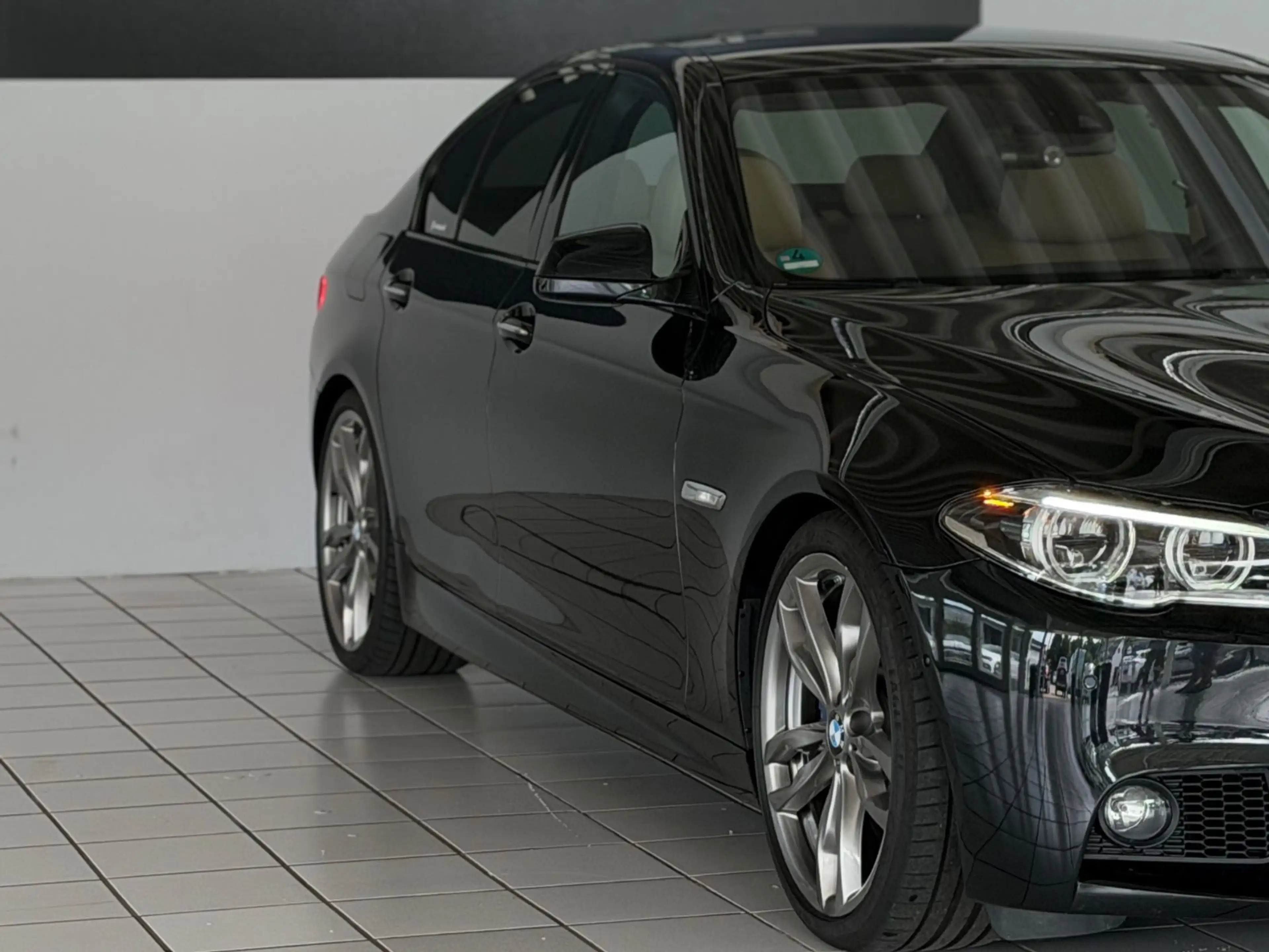 BMW 550 i M Paket xDrive Softcl. 360° Memory Nacht. — photo 8