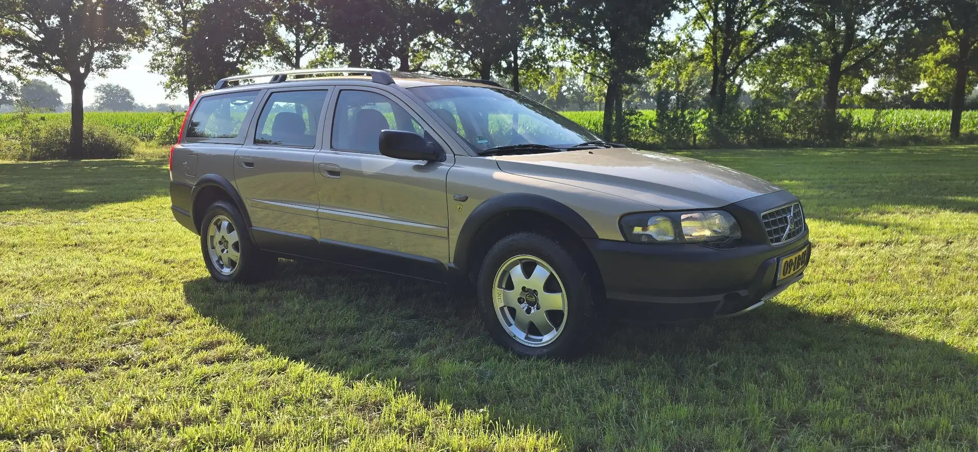 Volvo V70 2.5 T Gtr. Garantie ! nwe riem en apk Beige - 1