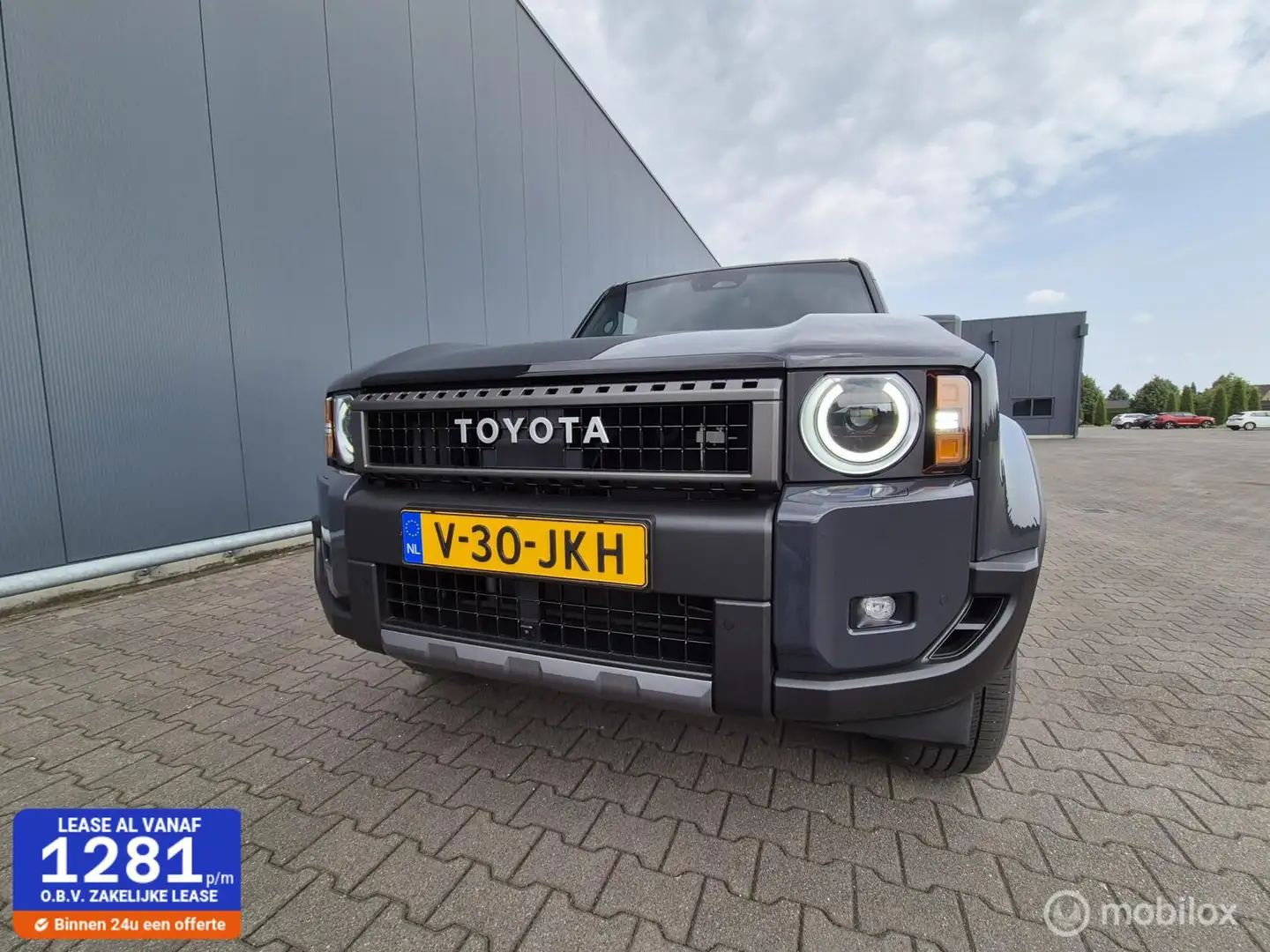Toyota Land Cruiser 2.8 D-4D Blind Van Professional met panorama dak Grijs - 1