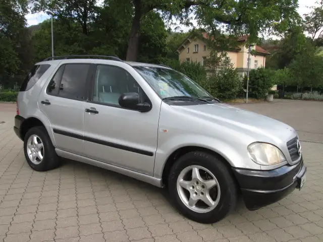 Mercedes-Benz ML 320 M-Klasse+AUTOMATIK+4x4ALLRAD+TÜV=11/2026+AHK+KLIMA