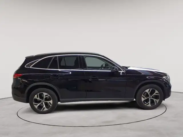 Mercedes-Benz GLC view 3