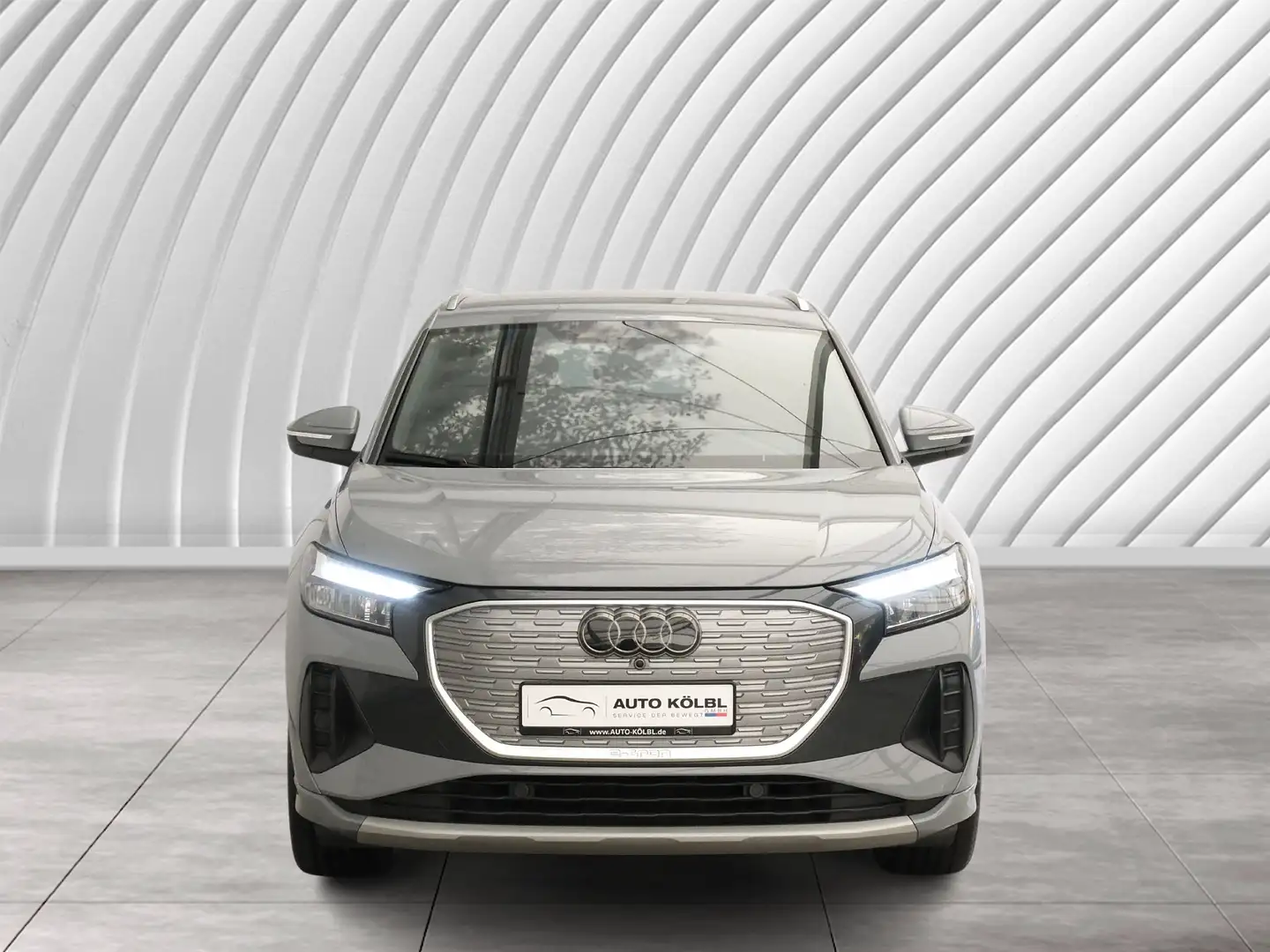 Audi Q4 e-tron 35 e-tron basis LED PDC V+H DAB Klima Grau - 2