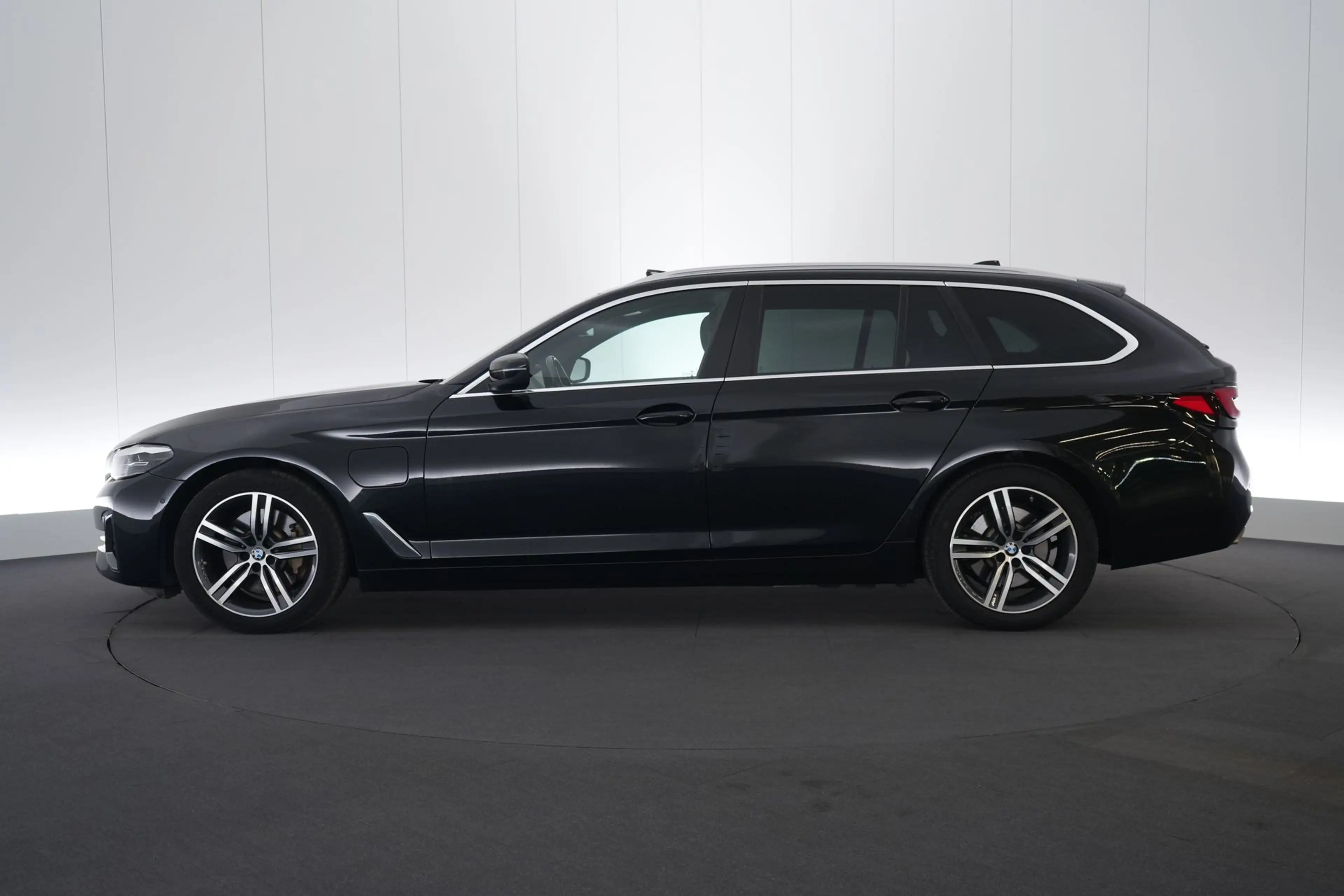 BMW 530 5 Touring 530e PHEV Business LEDER/CUIR LED GPS PD — photo 11