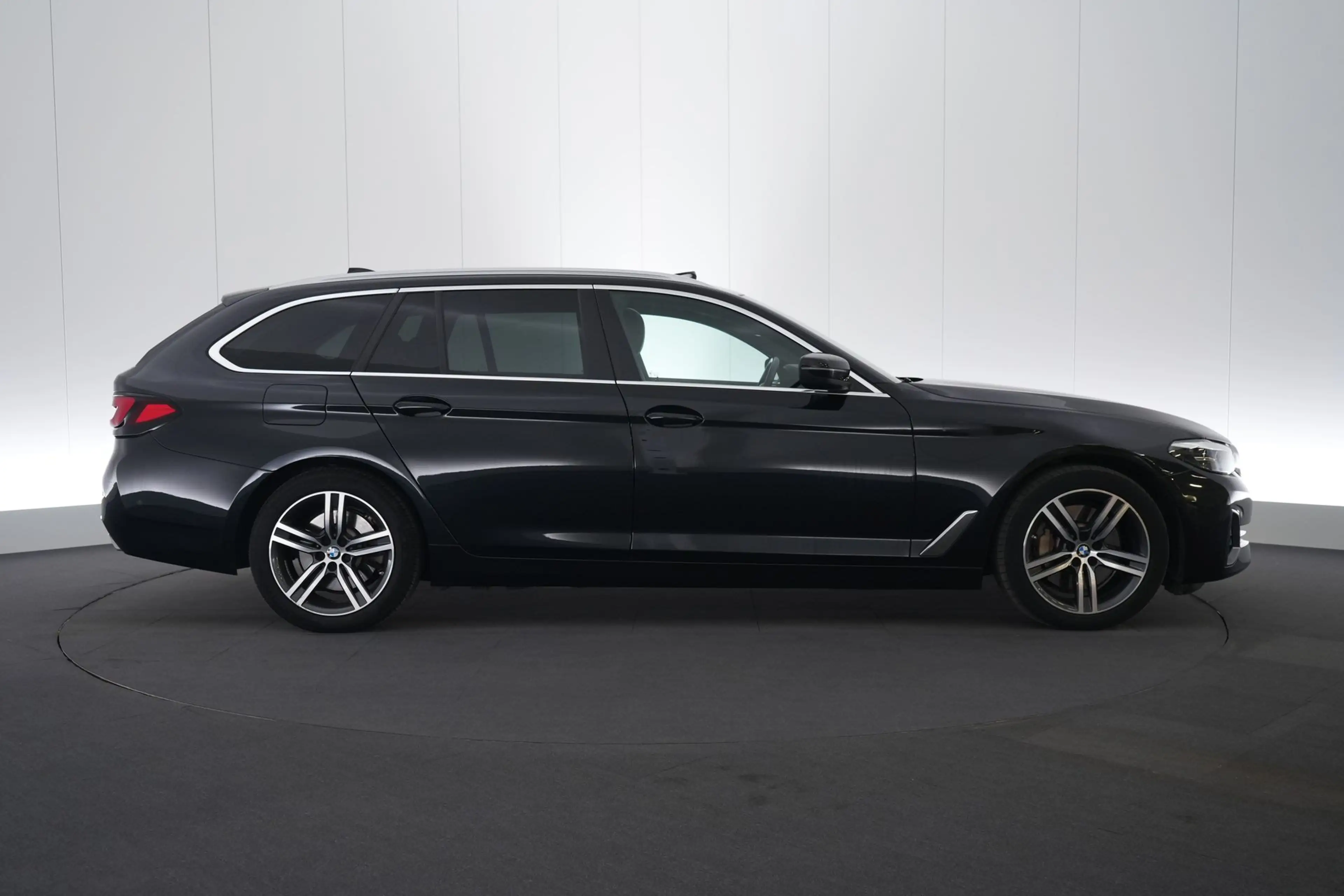 BMW 530 5 Touring 530e PHEV Business LEDER/CUIR LED GPS PD — photo 5