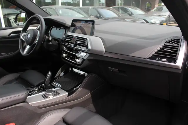 BMW X4 view 13