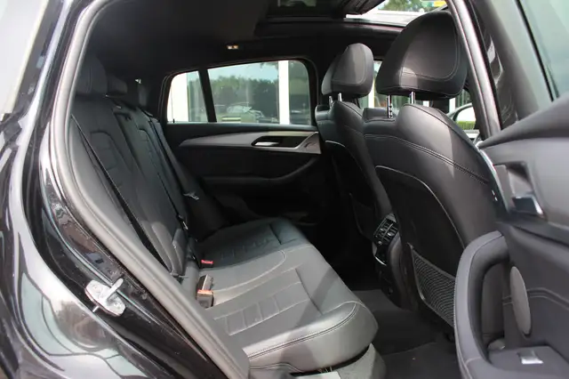 BMW X4 view 12