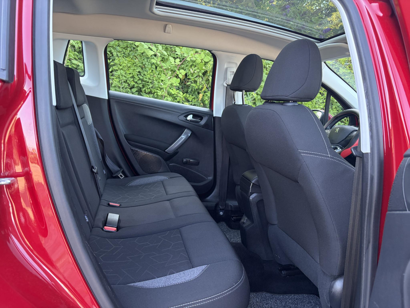Peugeot 2008 1.2 PureTech Blue Lion Pano,110pk,Navi,Carplay,Air — photo 11