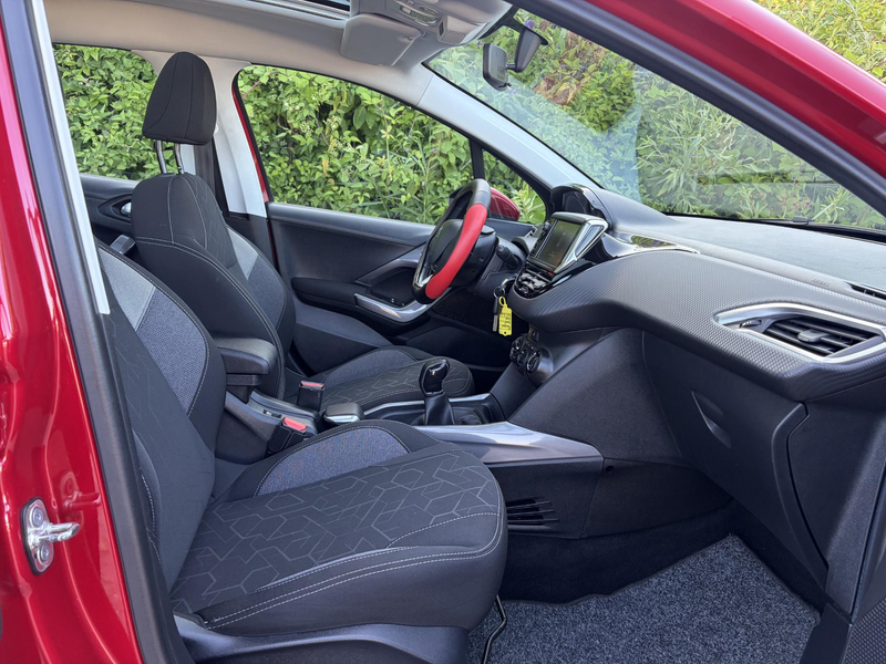 Peugeot 2008 1.2 PureTech Blue Lion Pano,110pk,Navi,Carplay,Air — photo 9