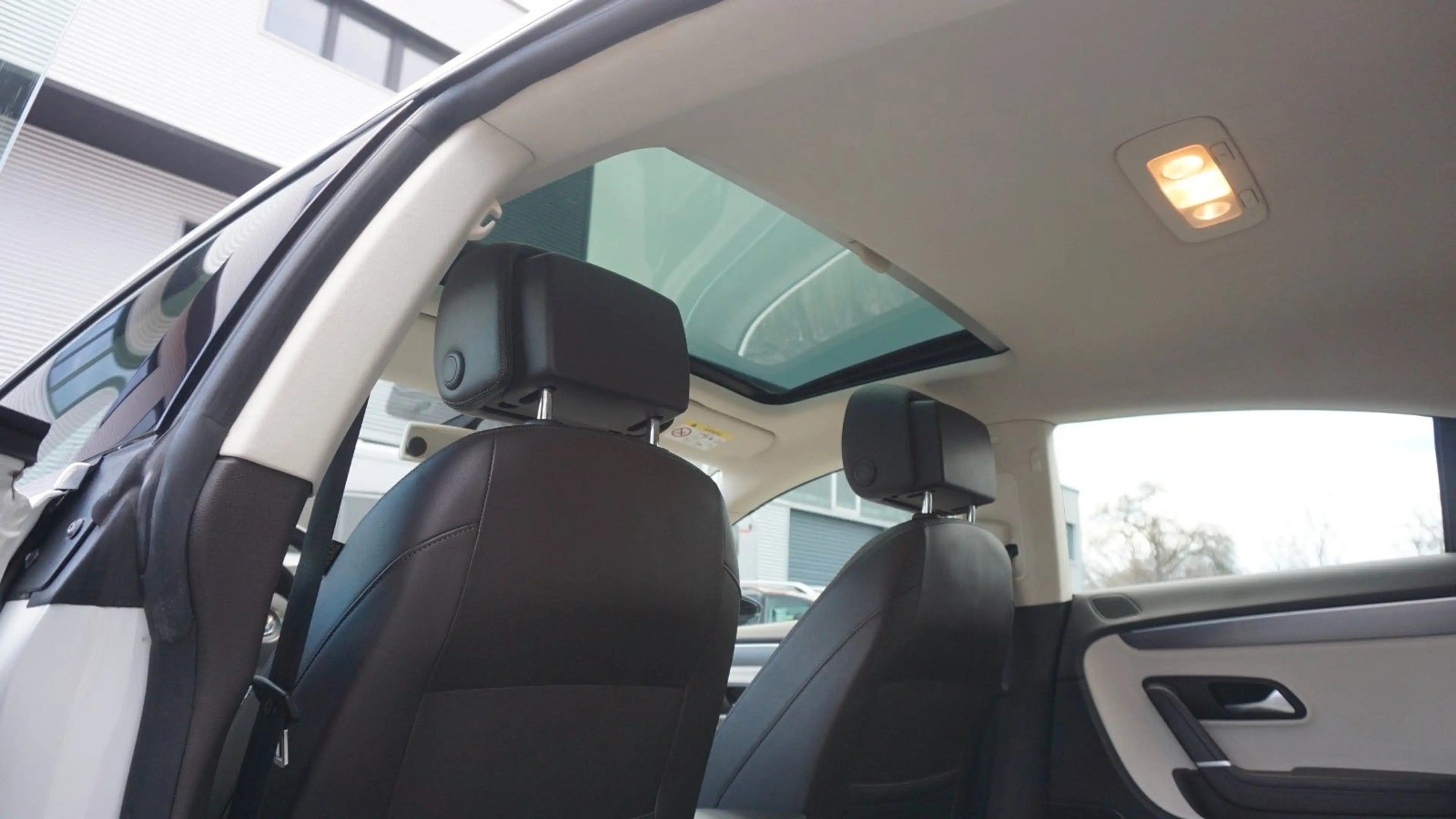 Volkswagen CC Basis BMT PANO NAVI SHZ KAMERA BI-XENON 184PS — photo 25