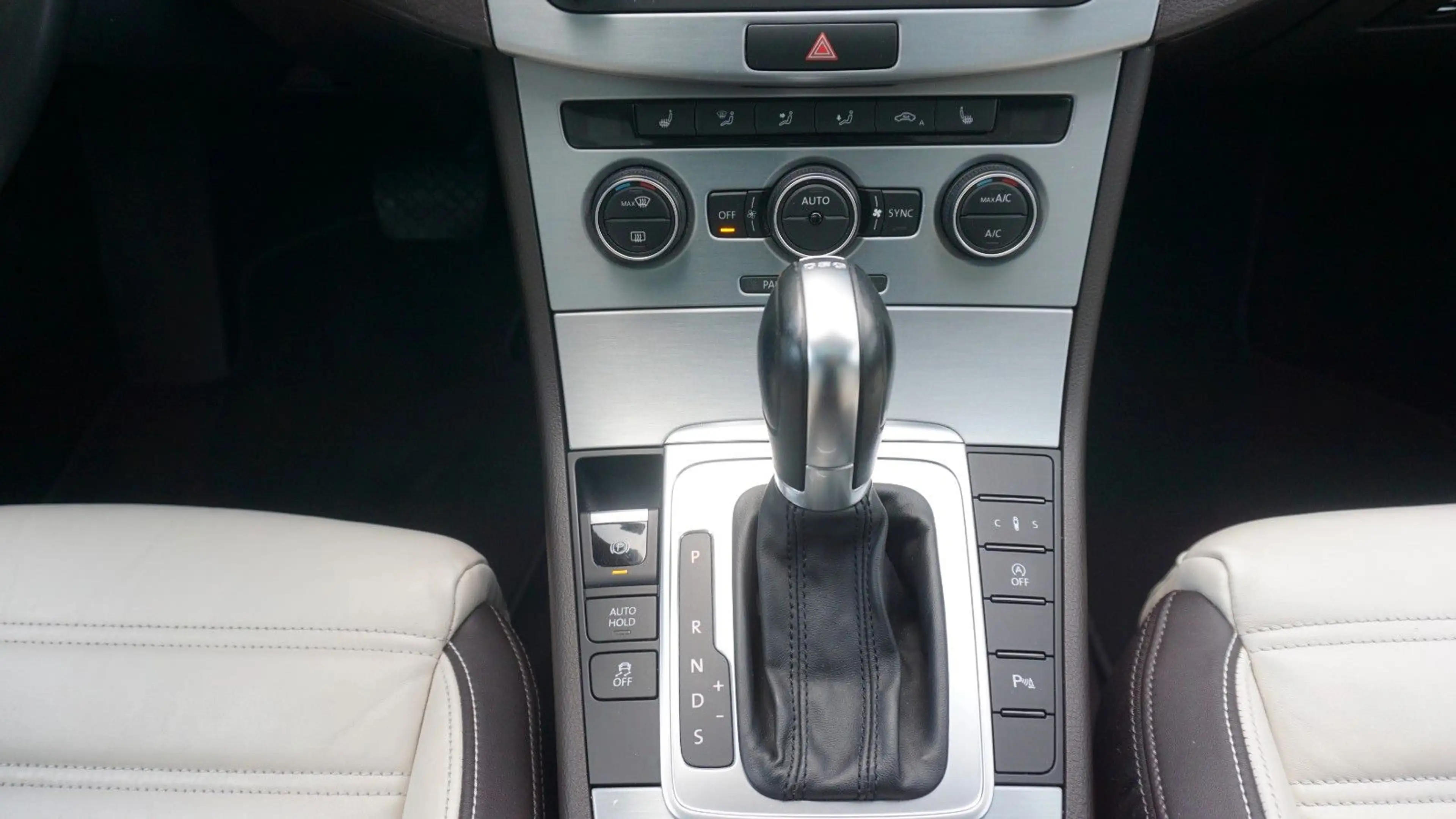 Volkswagen CC Basis BMT PANO NAVI SHZ KAMERA BI-XENON 184PS — photo 17