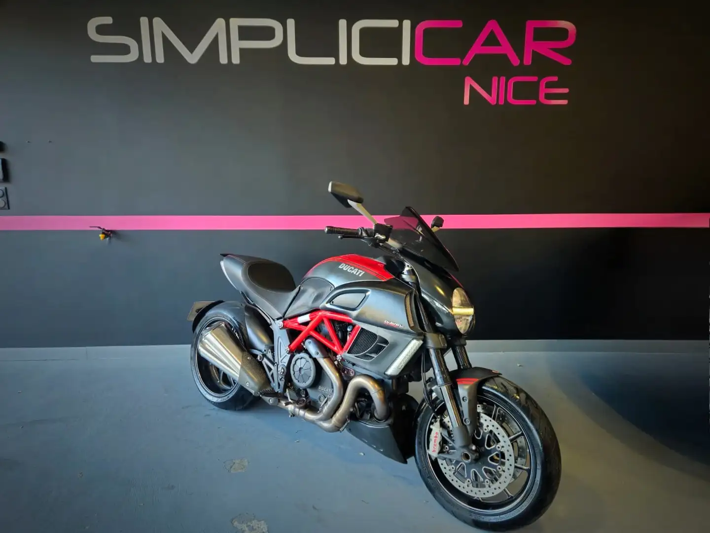 Ducati Diavel Carbon crvena - 1