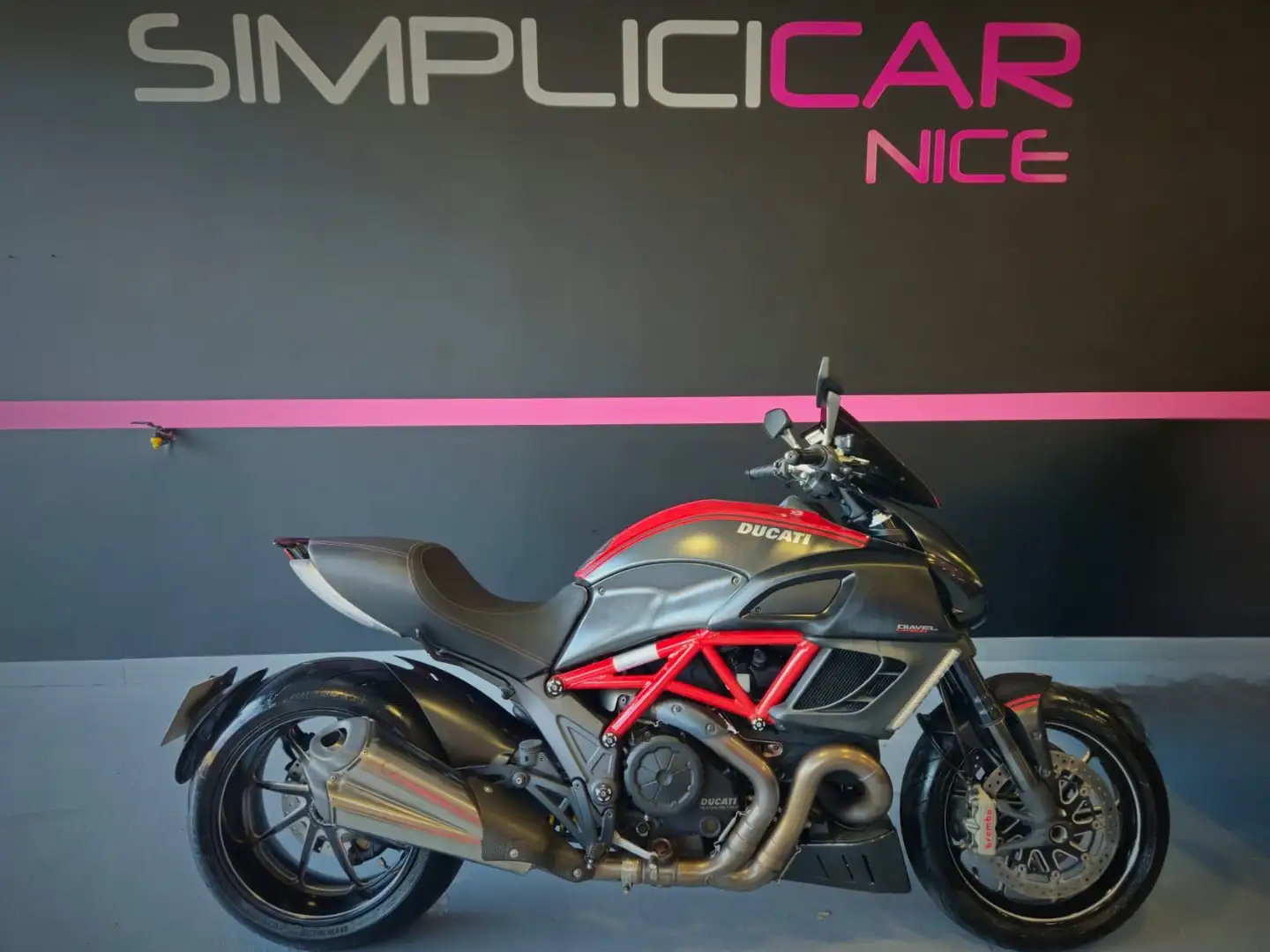 Ducati Diavel Carbon Červená - 2