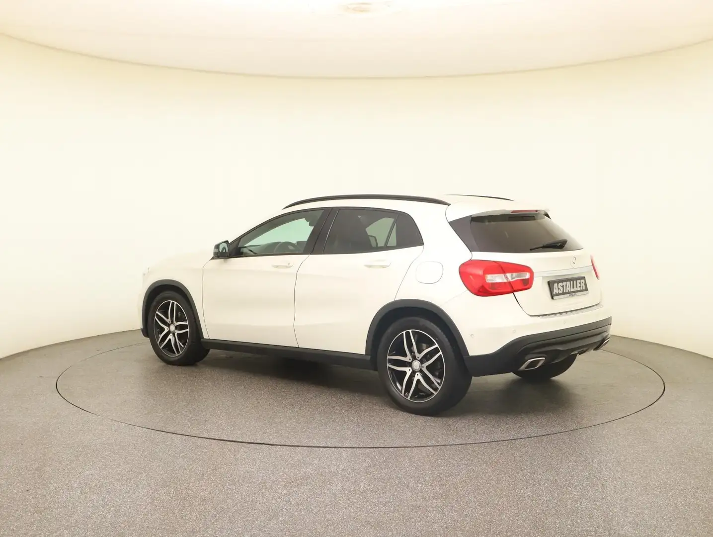Mercedes-Benz GLA 200 d SUV Urban+Night+Navi+SHZ+18"+Parkass Wit - 2
