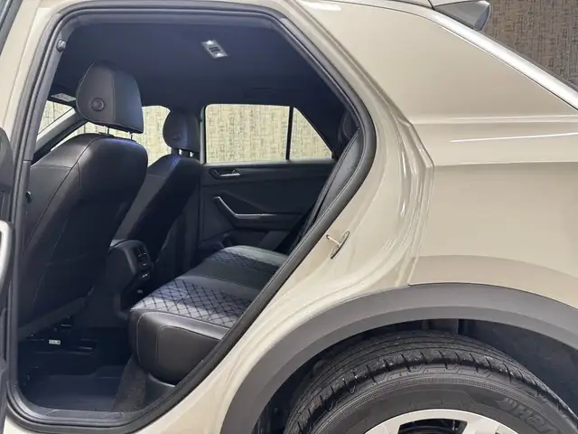 Volkswagen T-Roc view 13