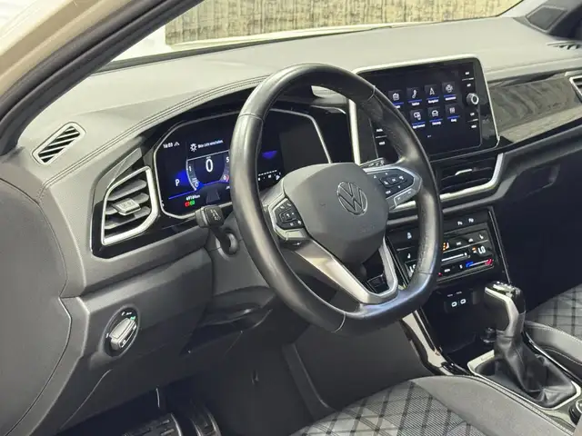 Volkswagen T-Roc view 12